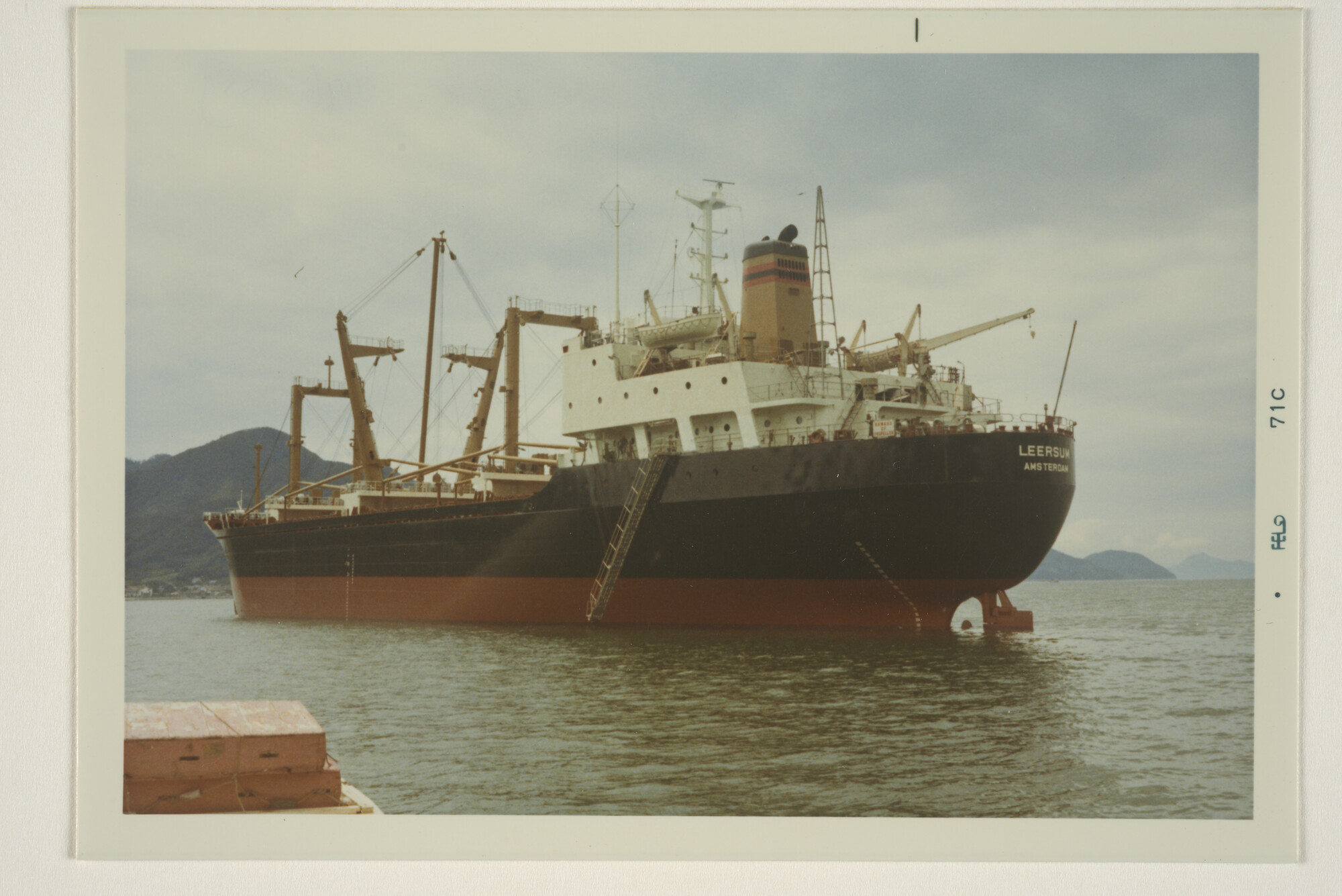 1996.0559; Kleurenfoto van het vrachtschip ms. 'Leersum' van de Stoomvaart Maatschappij Oostzee; foto