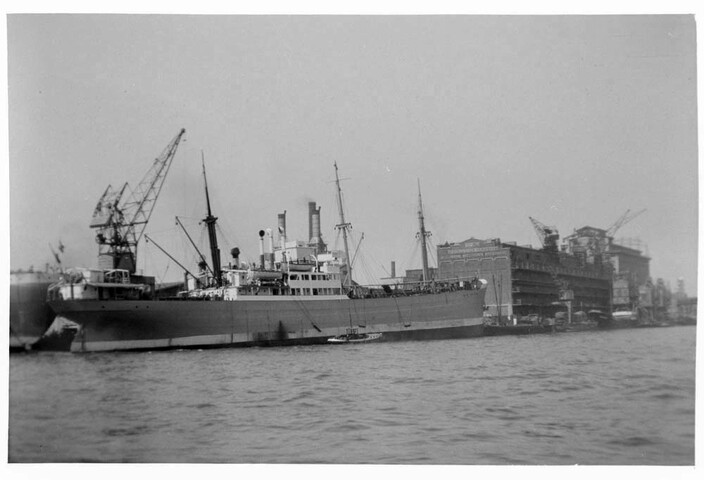 1995.5230; Het vrachtschip ms. 'Kedoe' van de Koninklijke Rotterdamsche Lloyd afgemeerd aan een kade te Rotterdam; negatief