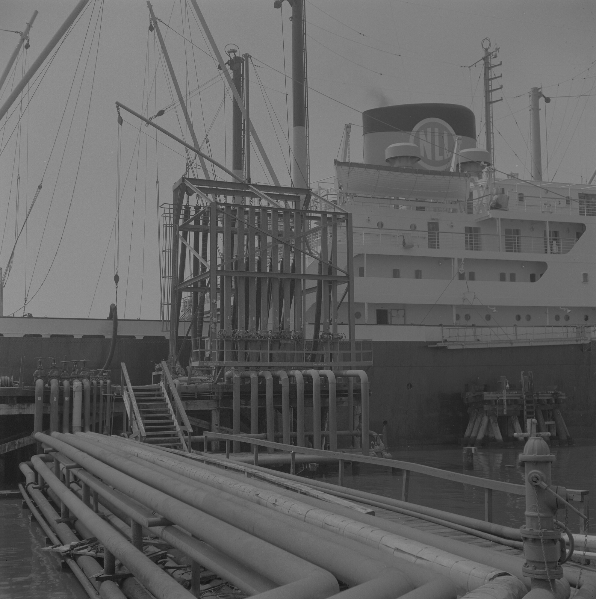 2015.2700; Negatief van het laden van de dieptetanks van ms. Neder Elbe in de haven van Houston; negatief