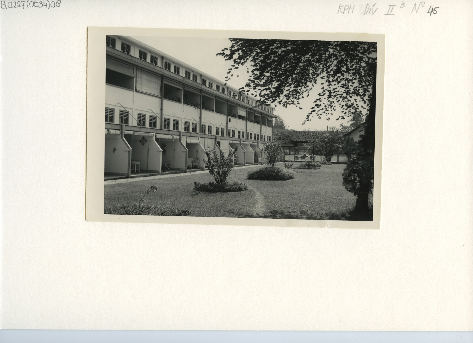 B.0227(0634)08; Foto van het logeergebouw van de KPM in Djakarta; foto