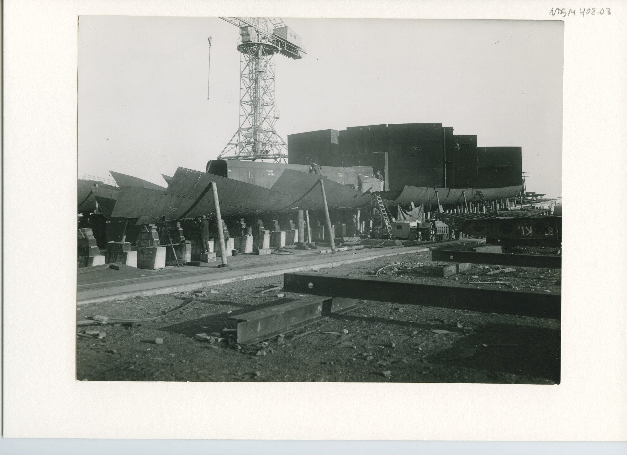 S.5444(1670); Foto van het vracht-passagiersschip ms. Karaton in aanbouw bij de NDSM; foto