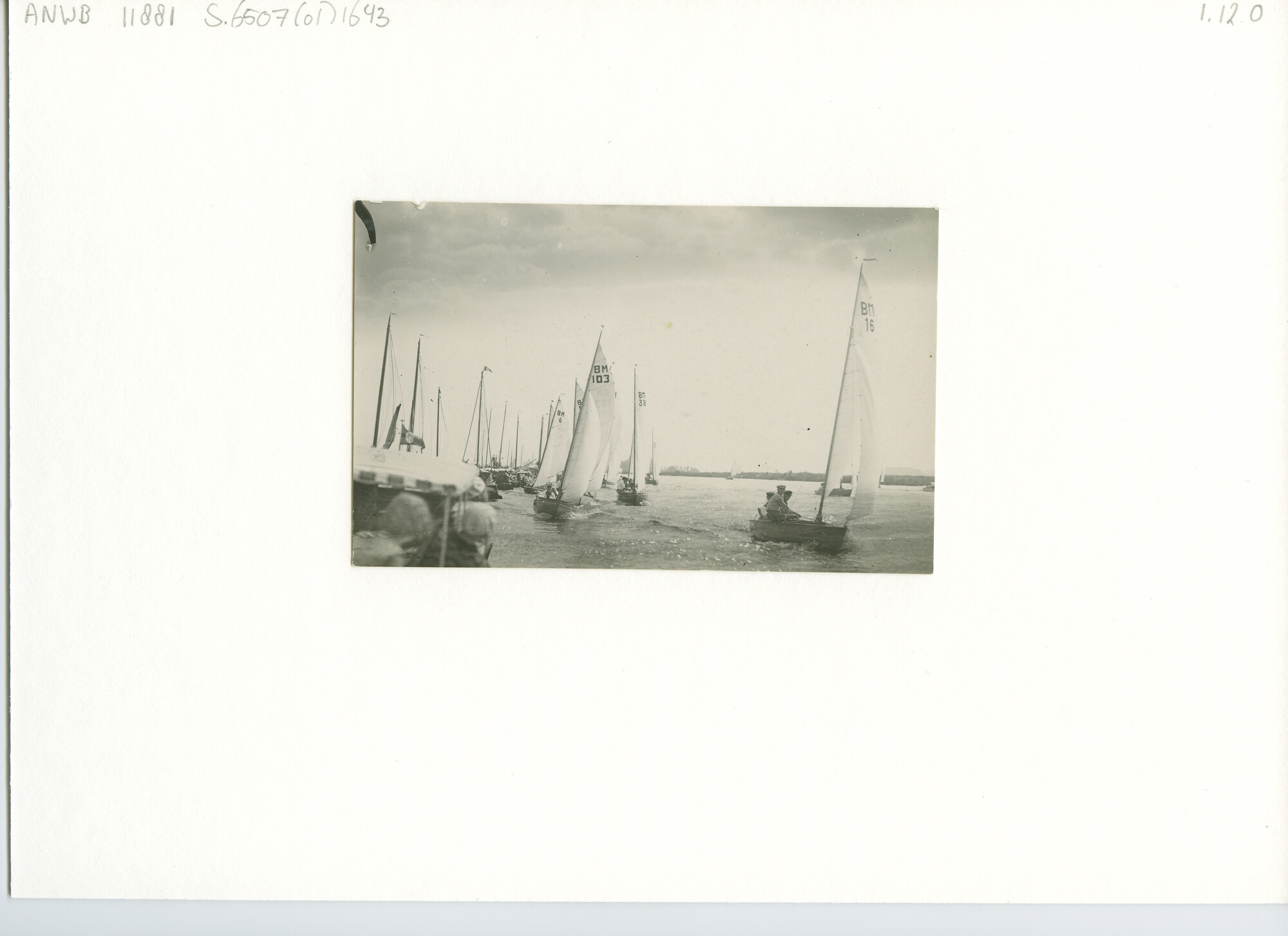 S.6507(01)1643; Foto start van 15 BMers.; foto