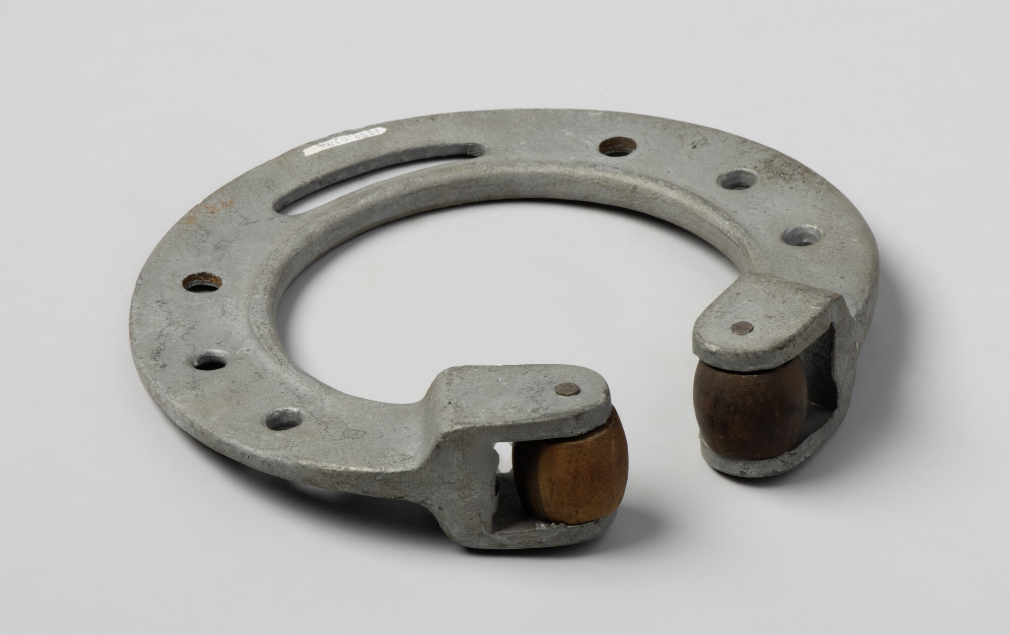 1989.0384; Giekbeugel van verzinkt ijzer met twee houten rollen; giekbeugel