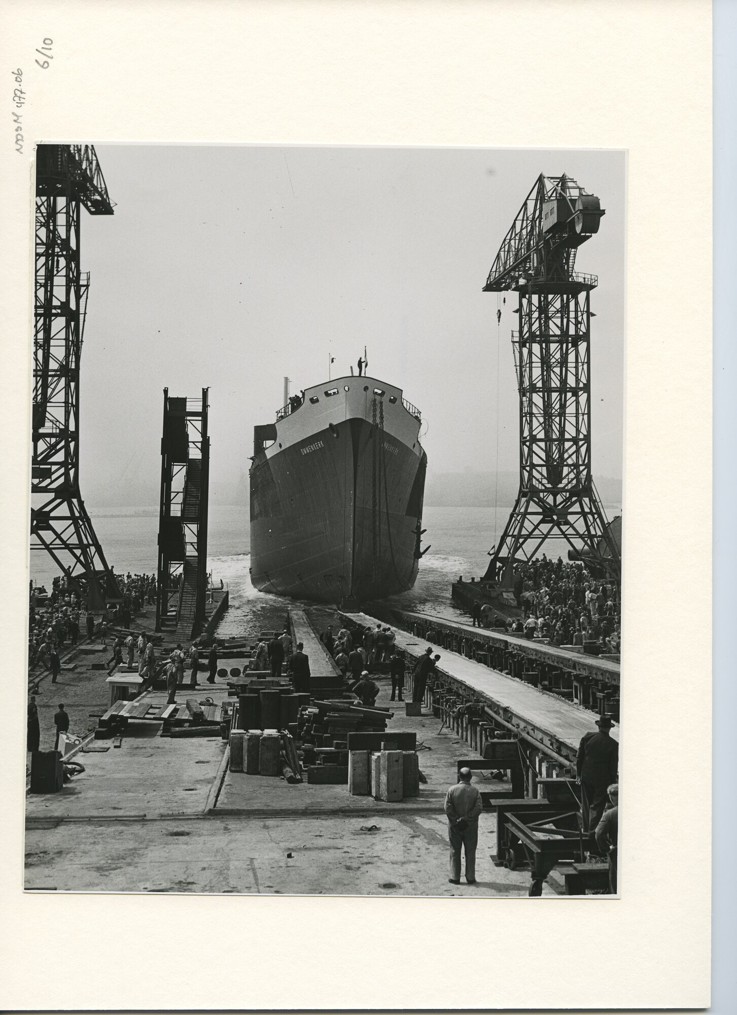 S.5444(2740)06; Foto van de tewaterlating van het vrachtschip ms. Ommenkerk; foto