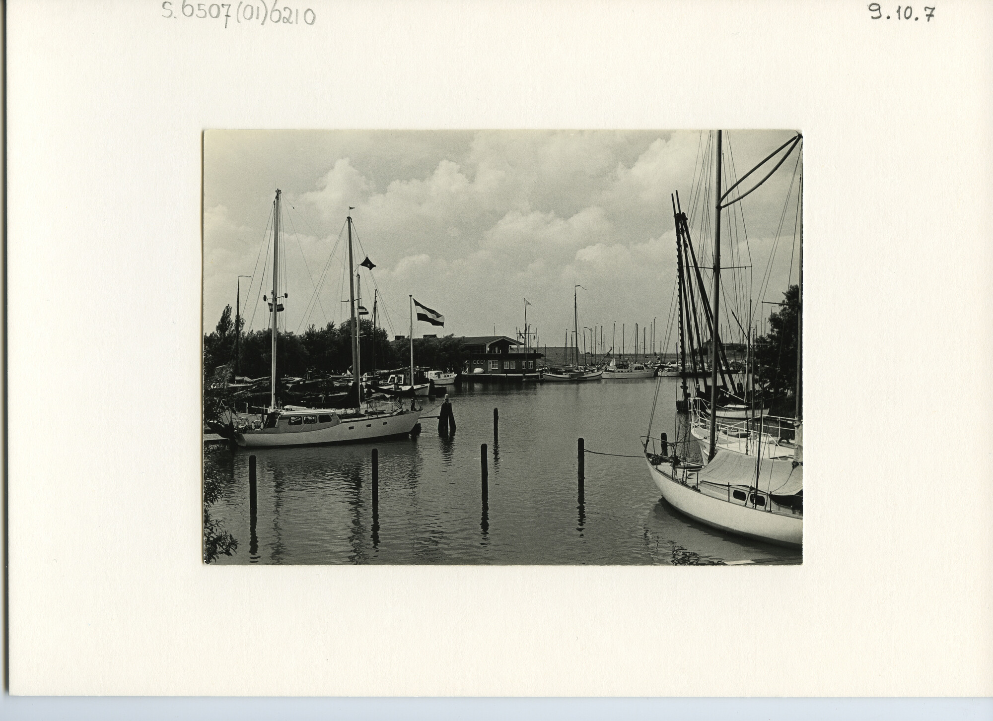 S.6507(01)6210; Foto van clubhuis van de Koninklijke; foto