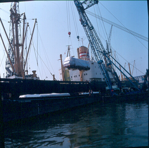 S.9100(8834); Dia van het Indonesische vrachtschip ms. 'Pratita' uit Jakarta; diapositief