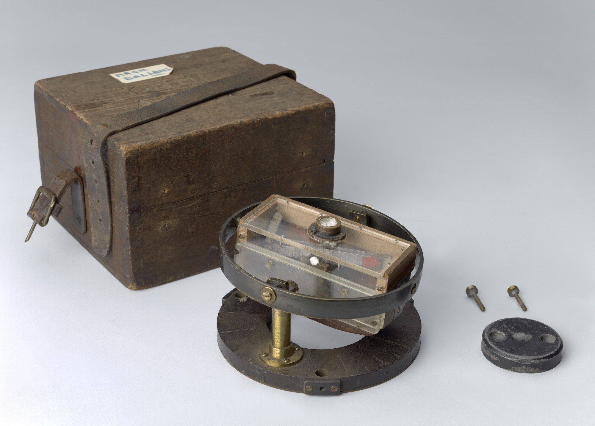 2015.4456; Magnetische balans in kist; magnetische balans