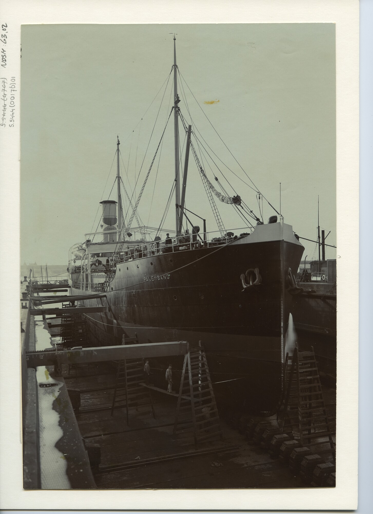 S.5444(0176)1; Foto van de tanker ss. Palembang van de Nederlandsche Maatschappij tot Exploitatie van Petroleum Bronnen in Nederlandsch Indië; foto