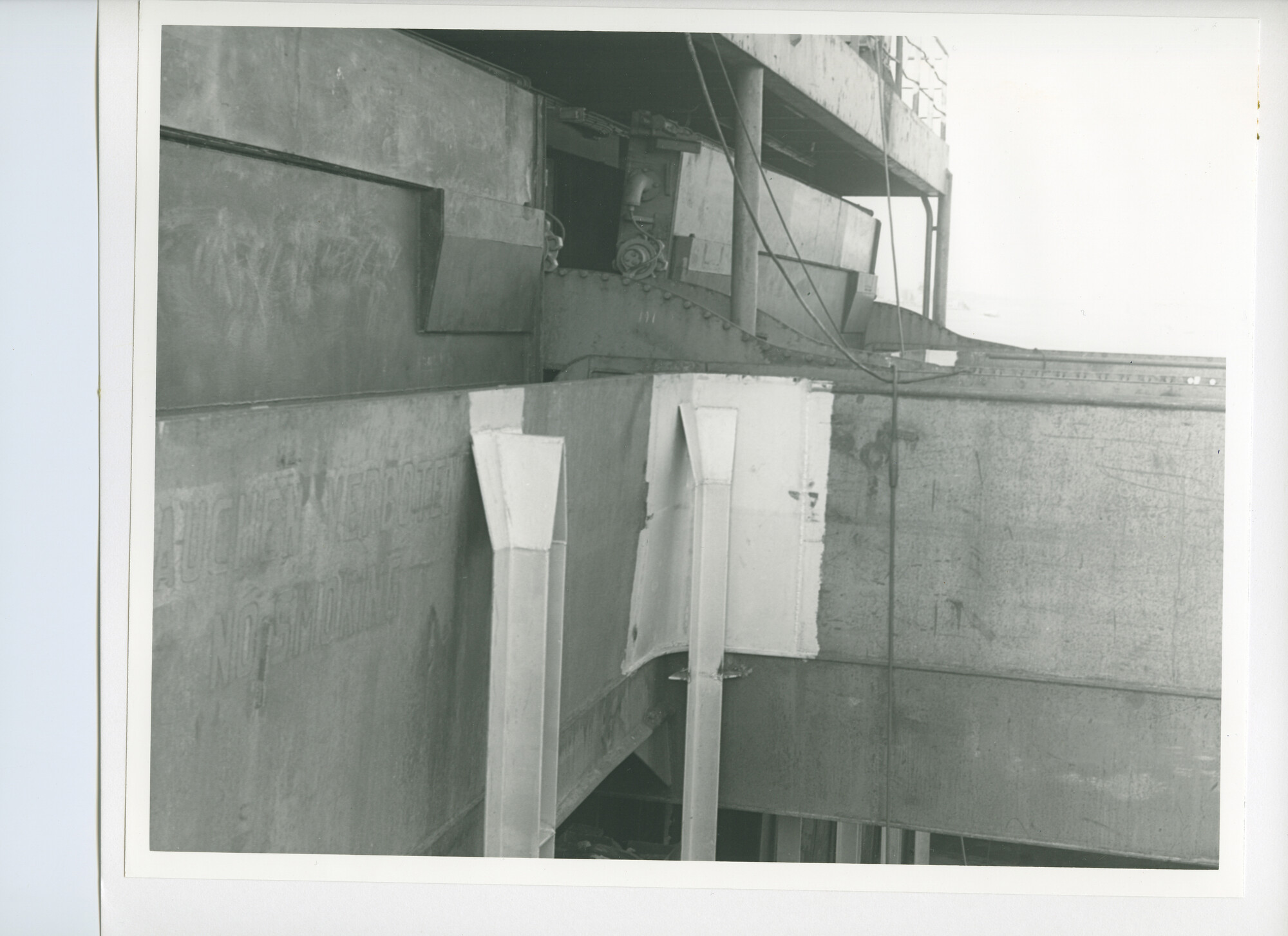 S.5444(5794)09; Foto van het aanbrengen van containergeleidingen in een reparatieschip (verm. De Frank Pais); foto