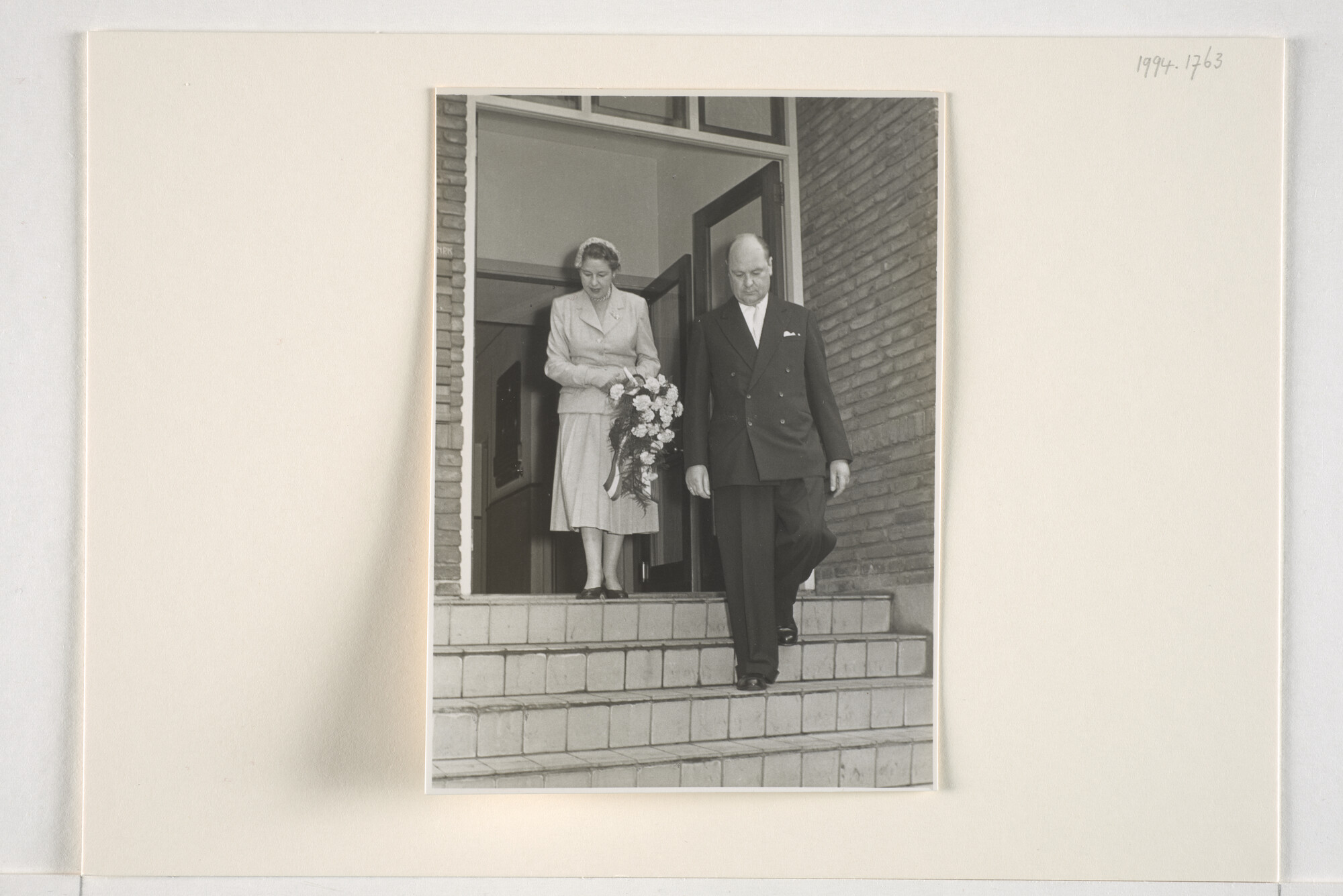 1994.1763; Fotos van de doophandelingen en receptie van de tewaterlating van het ms. Straat Madura; fotoreportage