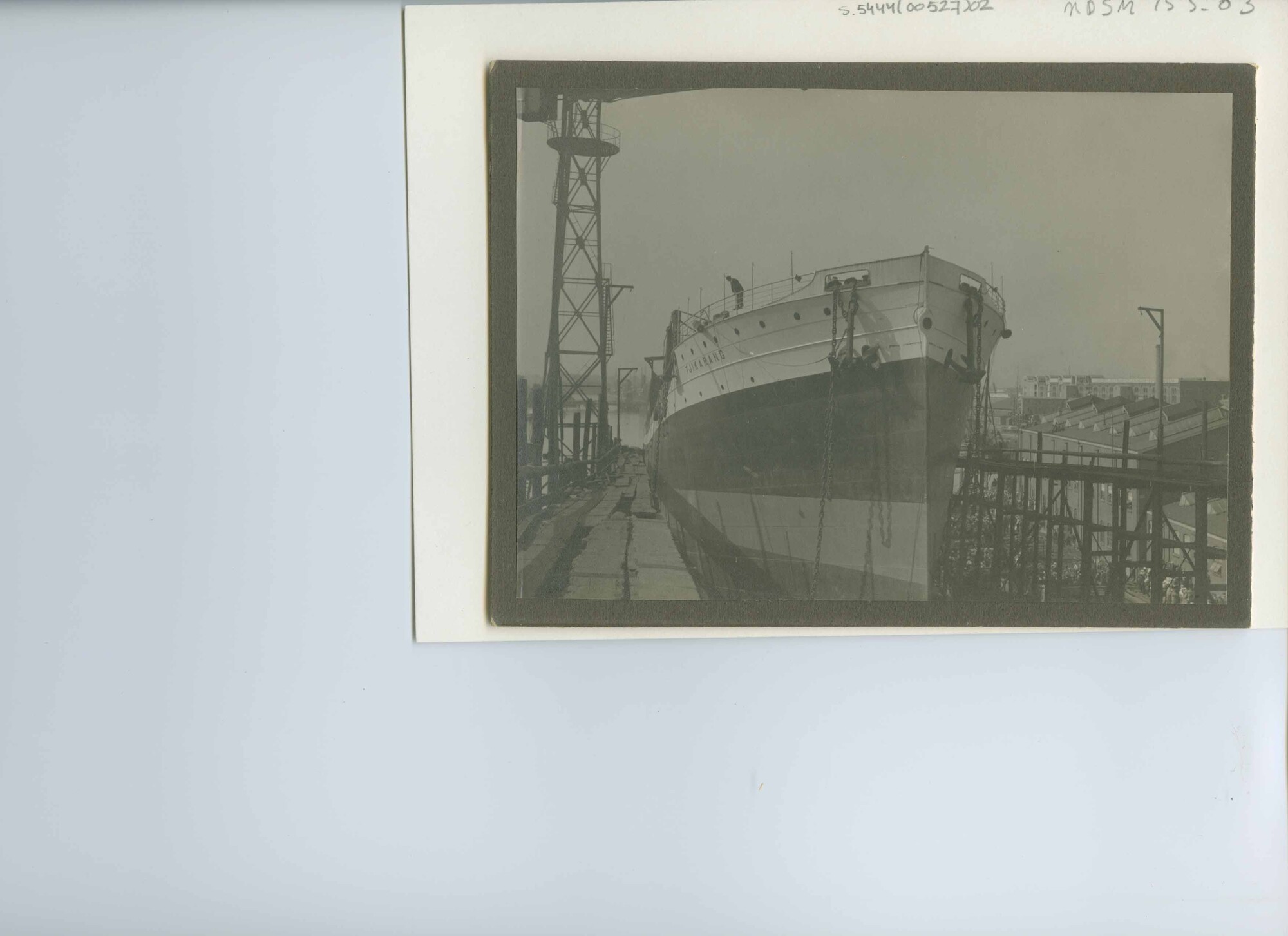 S.5444(00527)02; Foto van de tewaterlating van het vrachtschip ss. Tjikarang van de [...]; foto