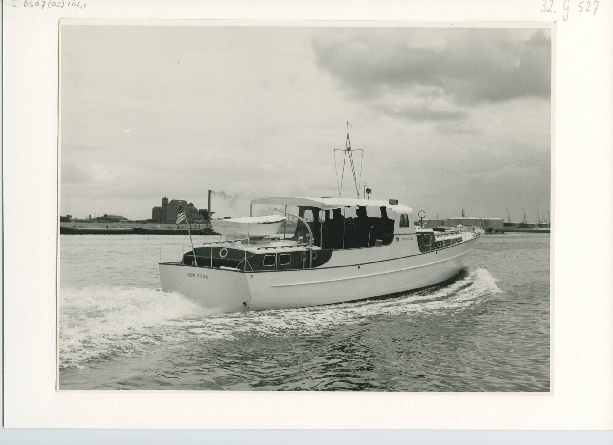 S.6507(02)1641.04; Zwart-wit foto van het motorjacht Twin Rivers; foto