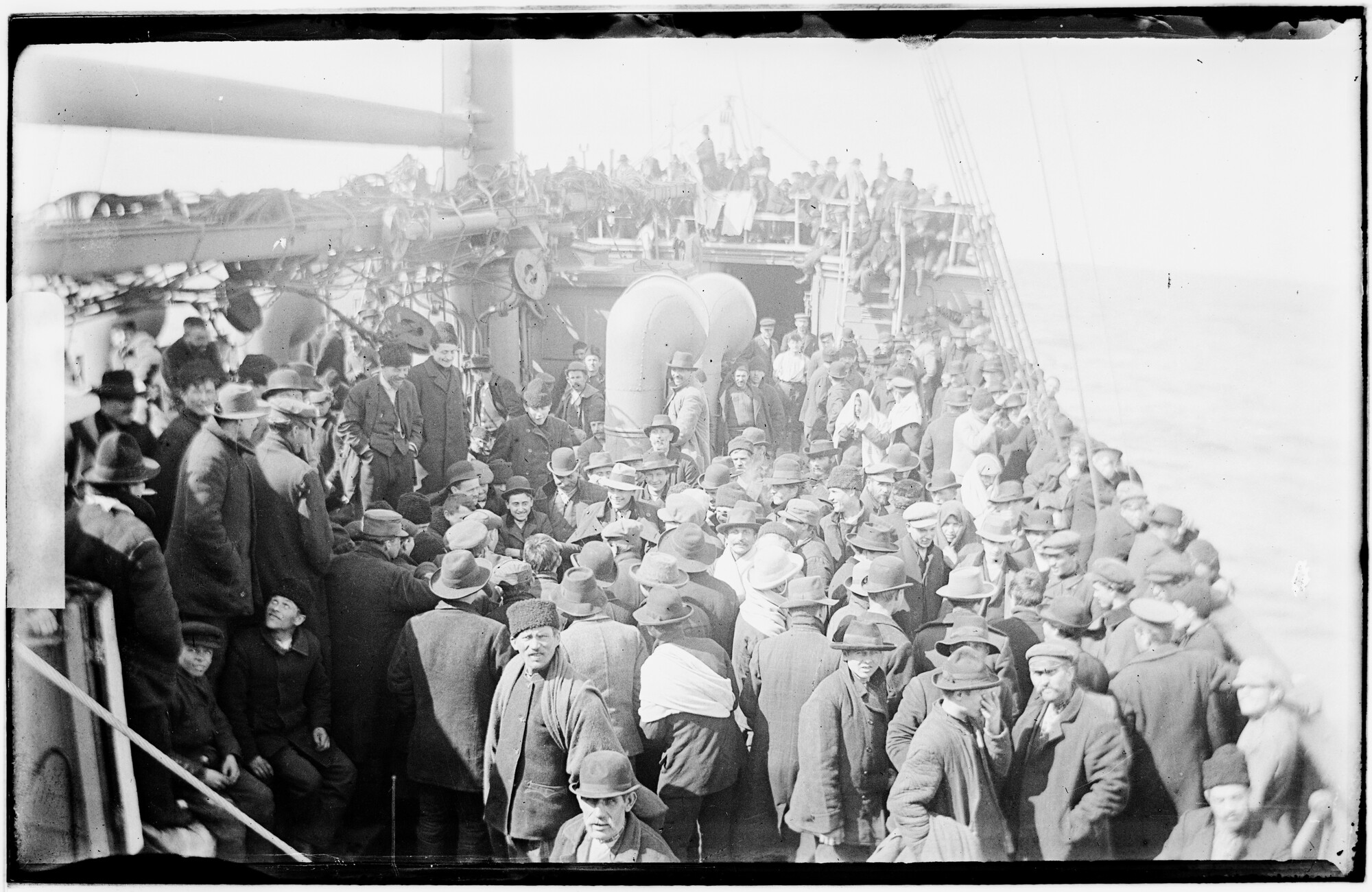 2018.1910; Glasnegatief van emigranten en landverhuizers aan boord van het passagiersschip Principello; glasnegatief