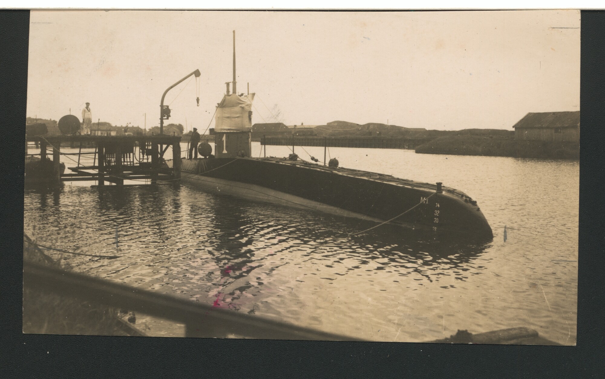 A.2867(01)001; De onderzeeboot Hr.Ms. 'M 1' aan de wal te Den Helder; prentbriefkaart