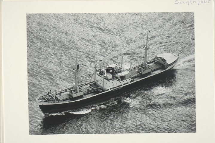 S.5219(12)0315; Foto's van de proeftocht van het vrachtschip ms. 'Togokust' gebouwd op de dwarshelling van de ASMmet hoge vaart op zee; fotoreportage