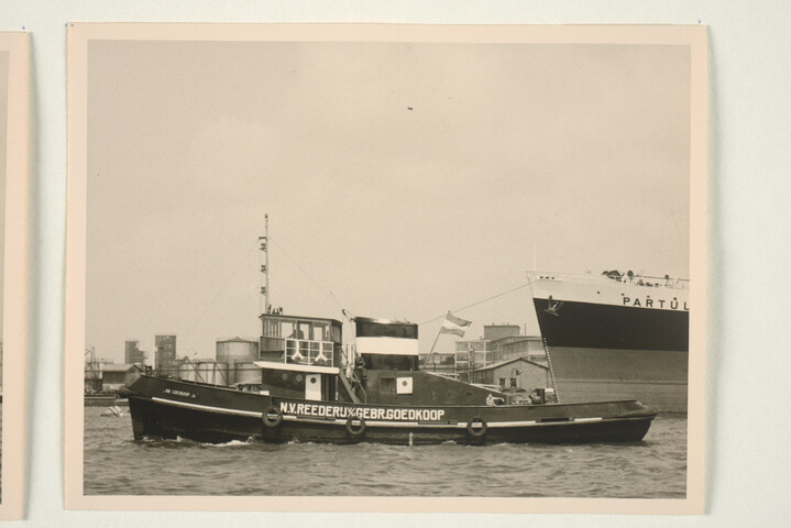 S.5219(12)0224; Foto's van de motor-havensleepboot 'Jan Goedkoop Jr.' gebouwd op langshelling van de ASM; fotoreportage