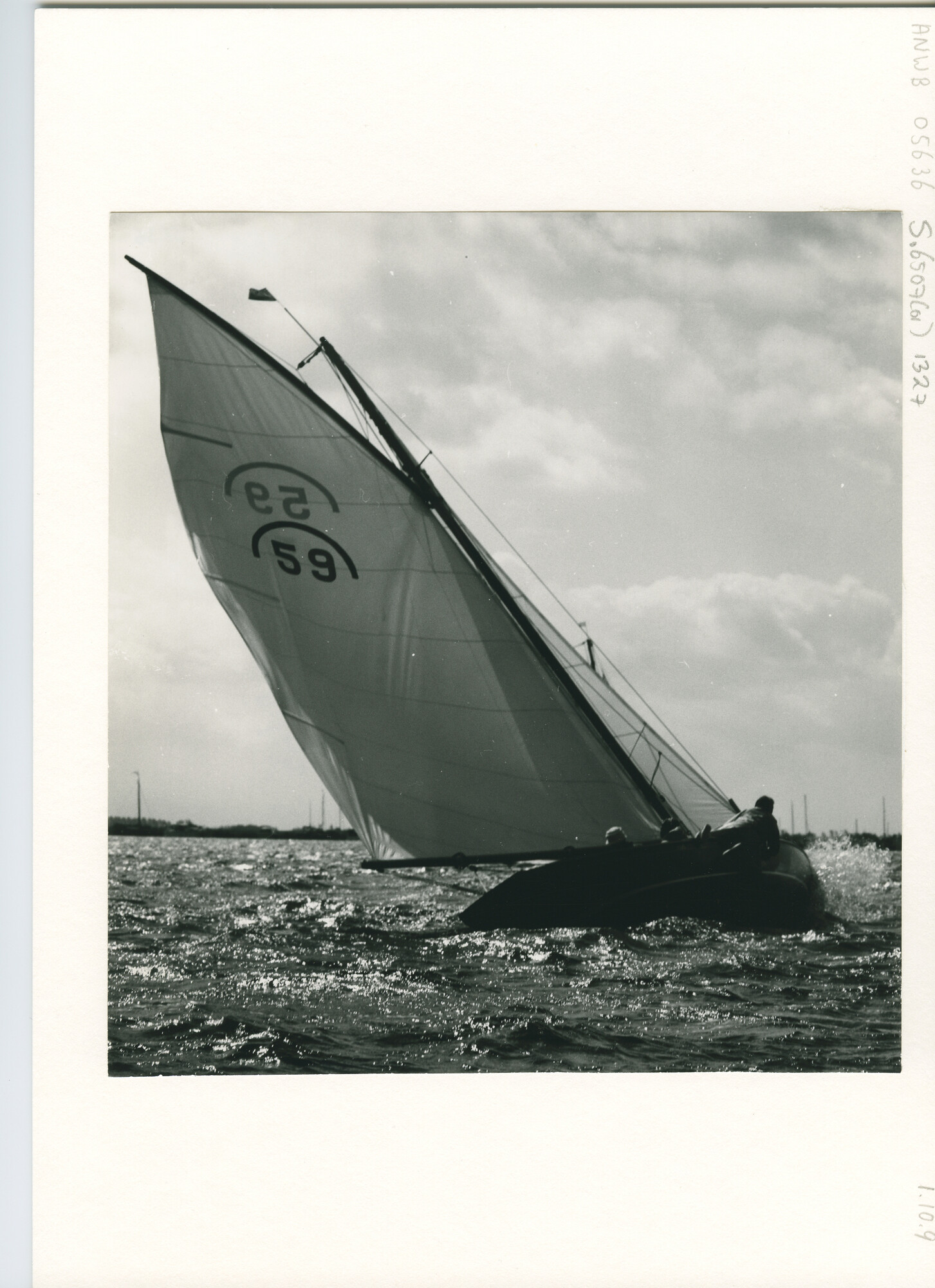 S.6507(01)1327; Sneekweek; regenboogklasse, nummer 59.; foto