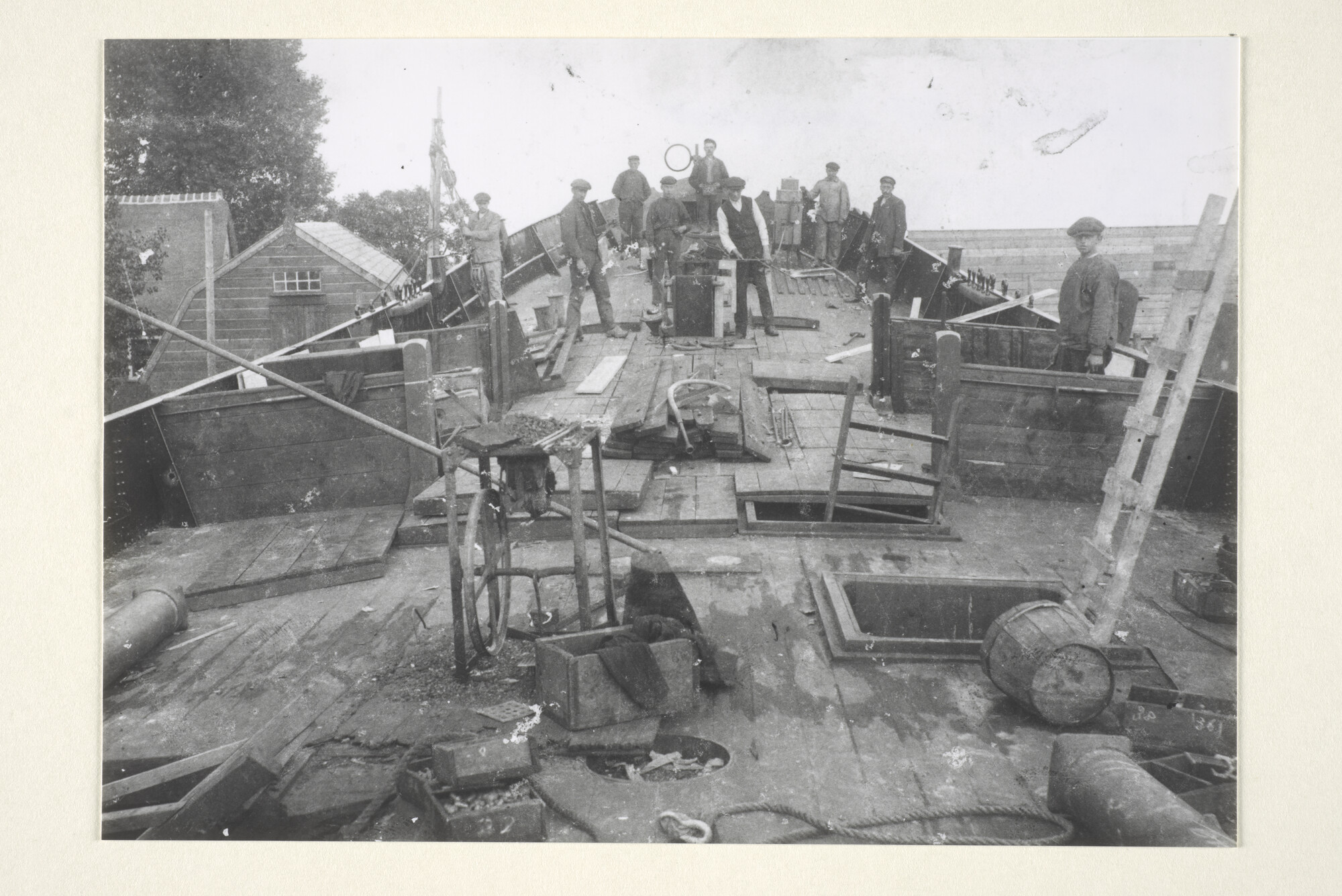 1997.1641; Arbeiders poseren op het dek van de in aanbouw zijnde Scheveningse logger 'Jacoba' ('SCH 328') op de werf in Gouderak, 1916; foto