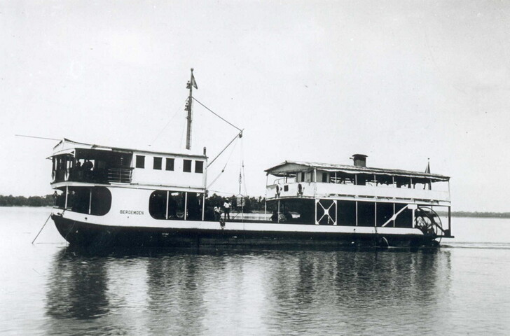 1994.1343; De voor anker liggende hekwieler ms. 'Beroemoen' in Indische wateren; foto