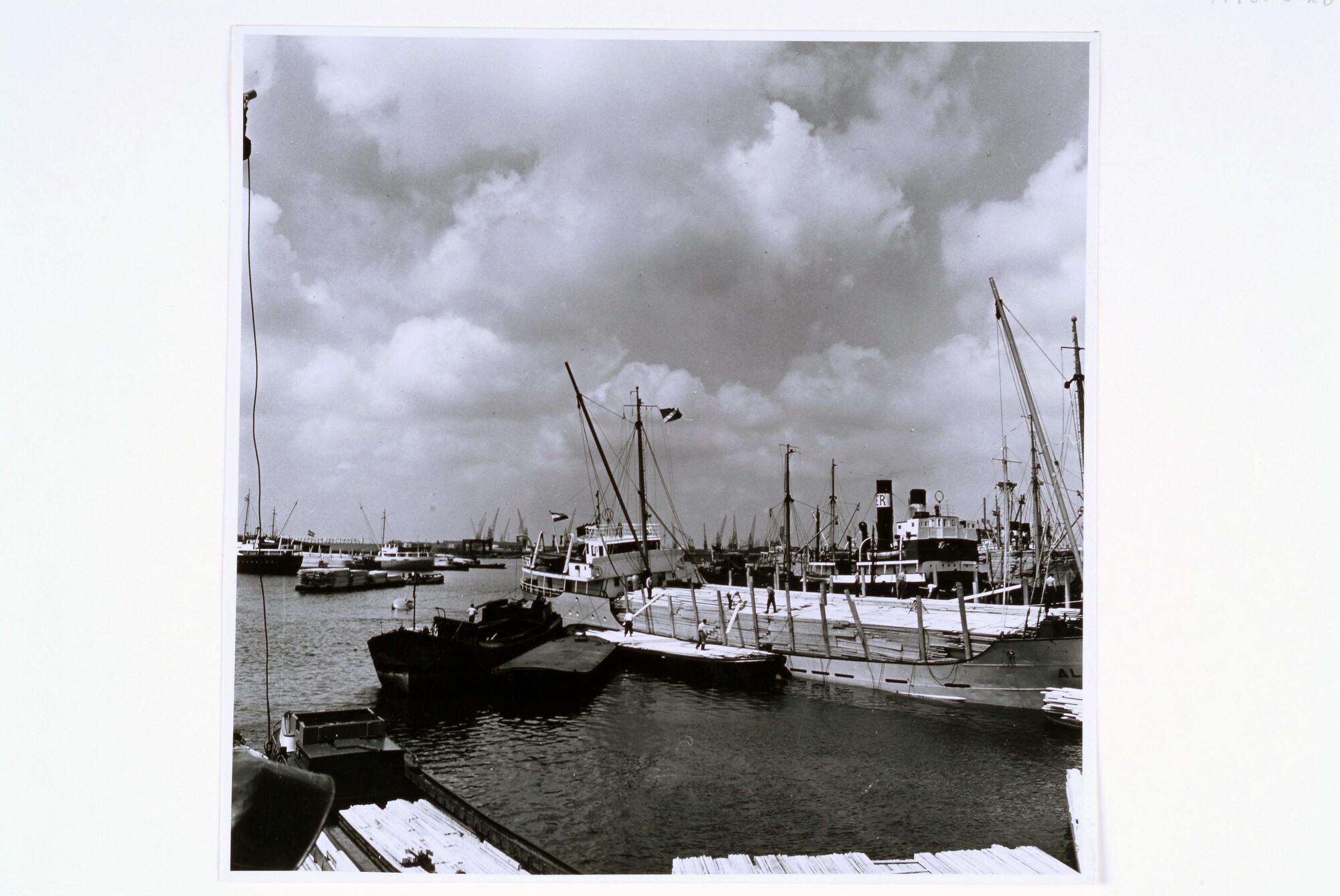 1998.0126; 'Hout geeft vele handen werk': Houtoverslag in de Houthaven te Amsterdam; foto