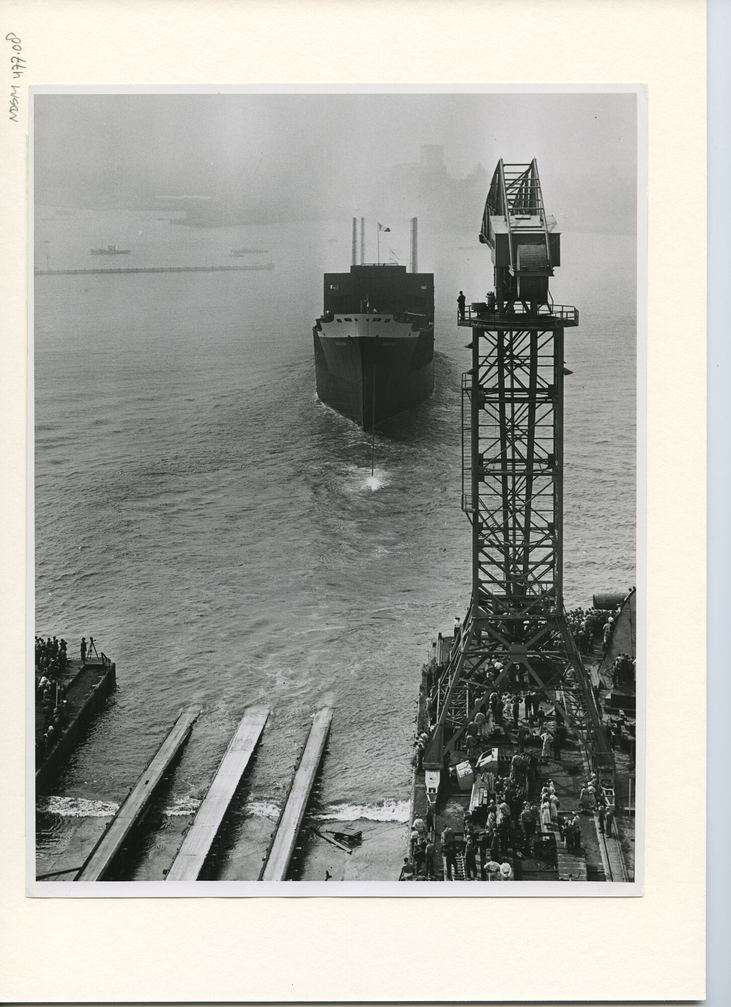 S.5444(2742)4; Foto van de tewaterlating van het vrachtschip ms. Ommenkerk; foto