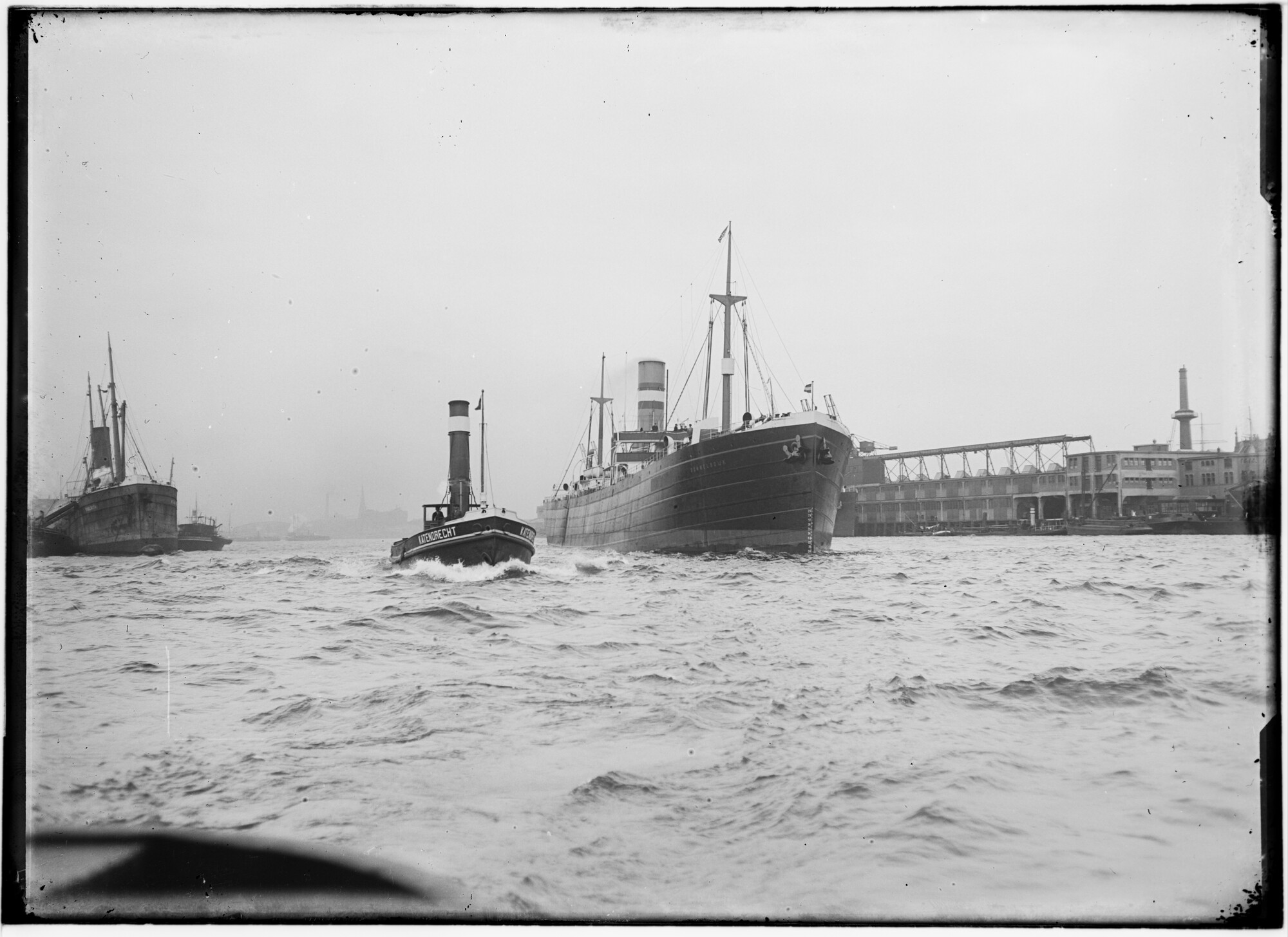 2018.1651; Glasnegatief van het vrachtschip Sommelsdijk (Nederlands, 1909); glasnegatief
