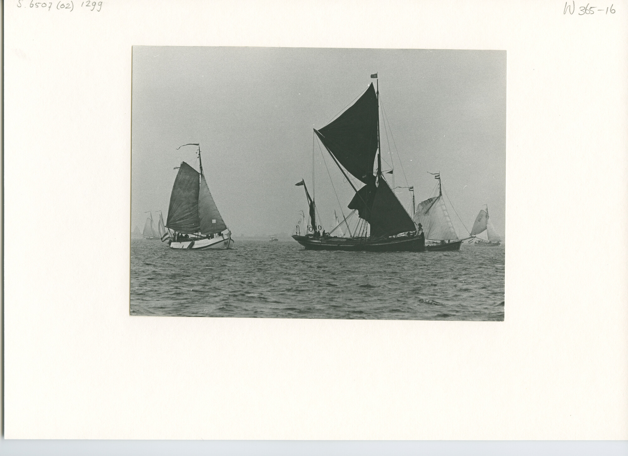 S.6507(02)1299.01; Zwart-wit foto van de reünie van ronde en platbodemjachten op de Beulakerwijde: ook [...]; foto