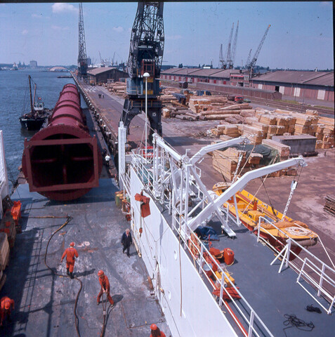 S.9100(8582); Dia van het aan boord hijsen van een distilleerkolom aaan boord van het zware ladingschip 'Starman' in de Amsterdamse haven [...]; diapositief