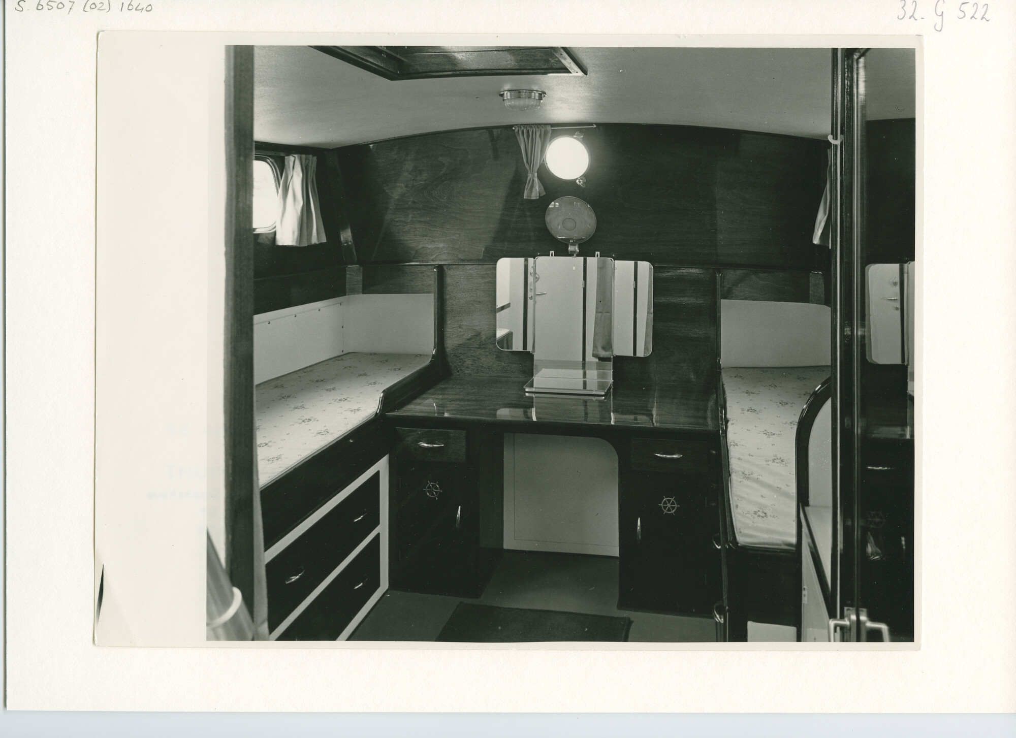 S.6507(02)1640.02; Zwart-wit foto van het interieur van het motorjacht Twin Rivers; foto