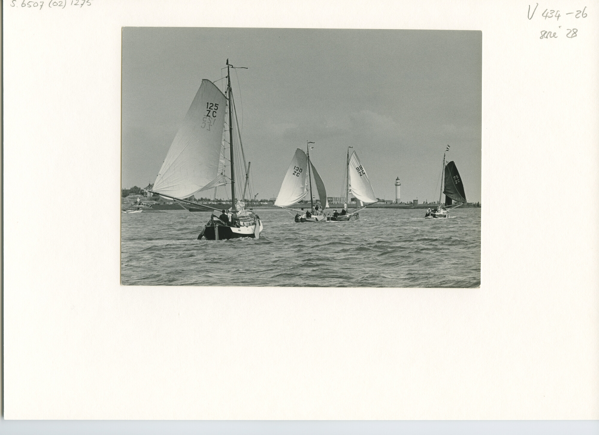 S.6507(02)1275; Zwart-wit foto van de reünie van ronde en platbodemjachten te Hellevoetsluis; foto