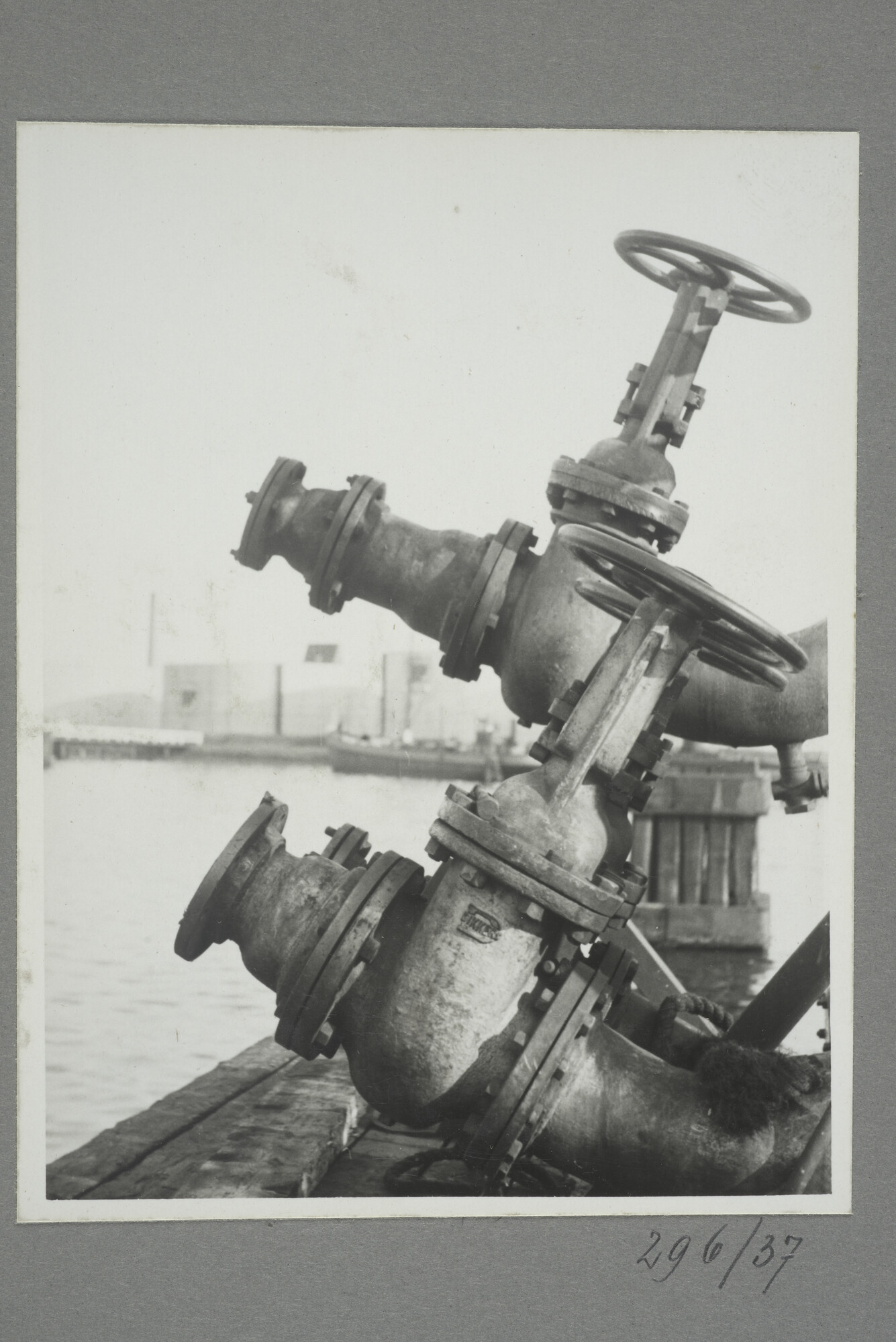 1998.2177; Omslag/ album met een grote hoeveelheid proeffoto's gemaakt door mw. A.M. Wolff-Koller in opdracht van de Gemeente Handelsinrichtingen in Amsterdam; omslag