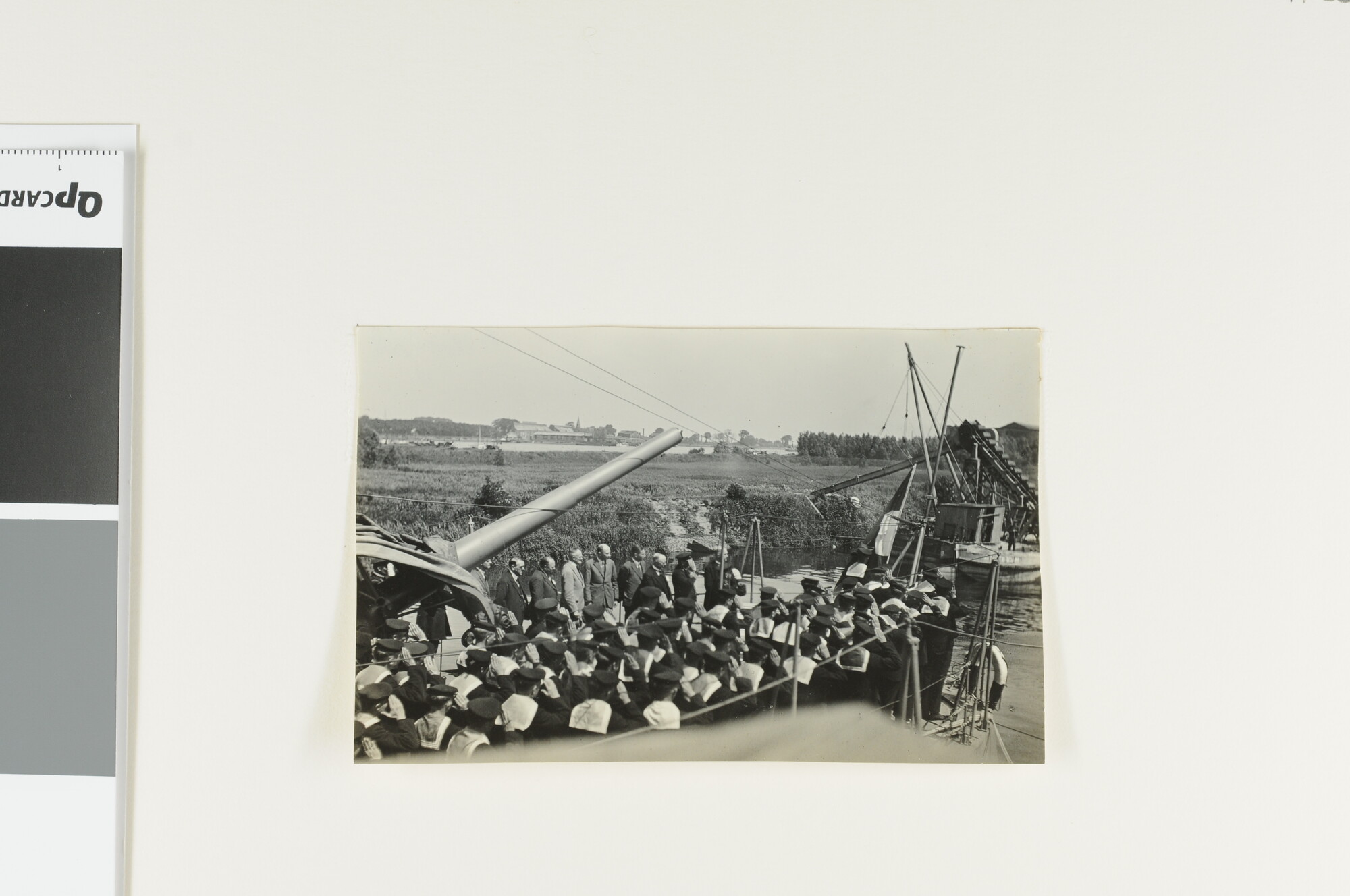 A.2867(01)068; Het hijsen van de Nederlandse vlag op het achterdek van de torpedobootjager Hr.Ms. 'Piet Hein' tijdens de indienststelling van het schip; foto