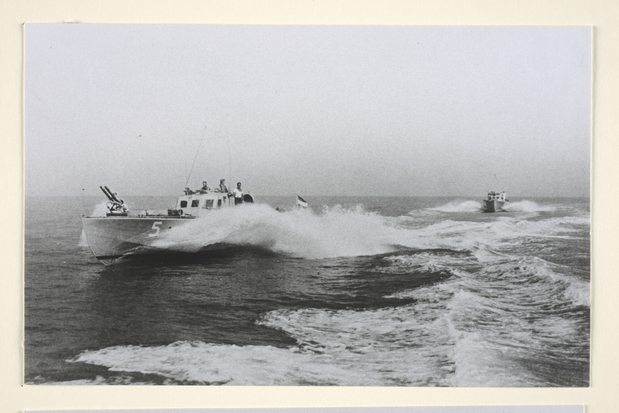 1995.1303; Reproductiefoto's van motortorpedoboot 'TM 5' tijdens oefeningen in de Indische wateren; fotoreportage