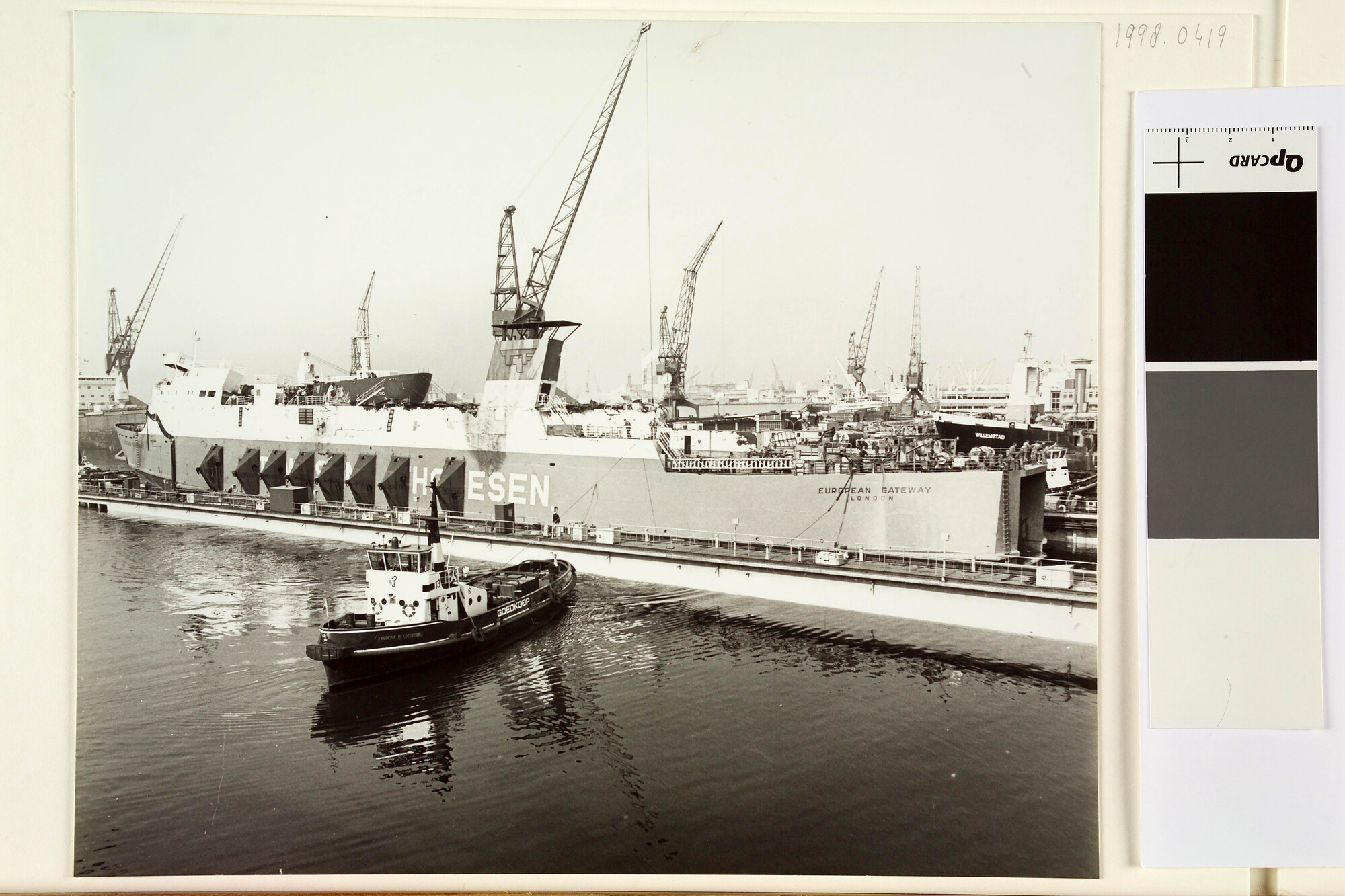 1998.0419; Het Britse Ro-Ro-schip 'European Gateway' ligt na de berging door Wijsmuller Salvage in het droogdok bij de ADM te Amsterdam [...]; foto