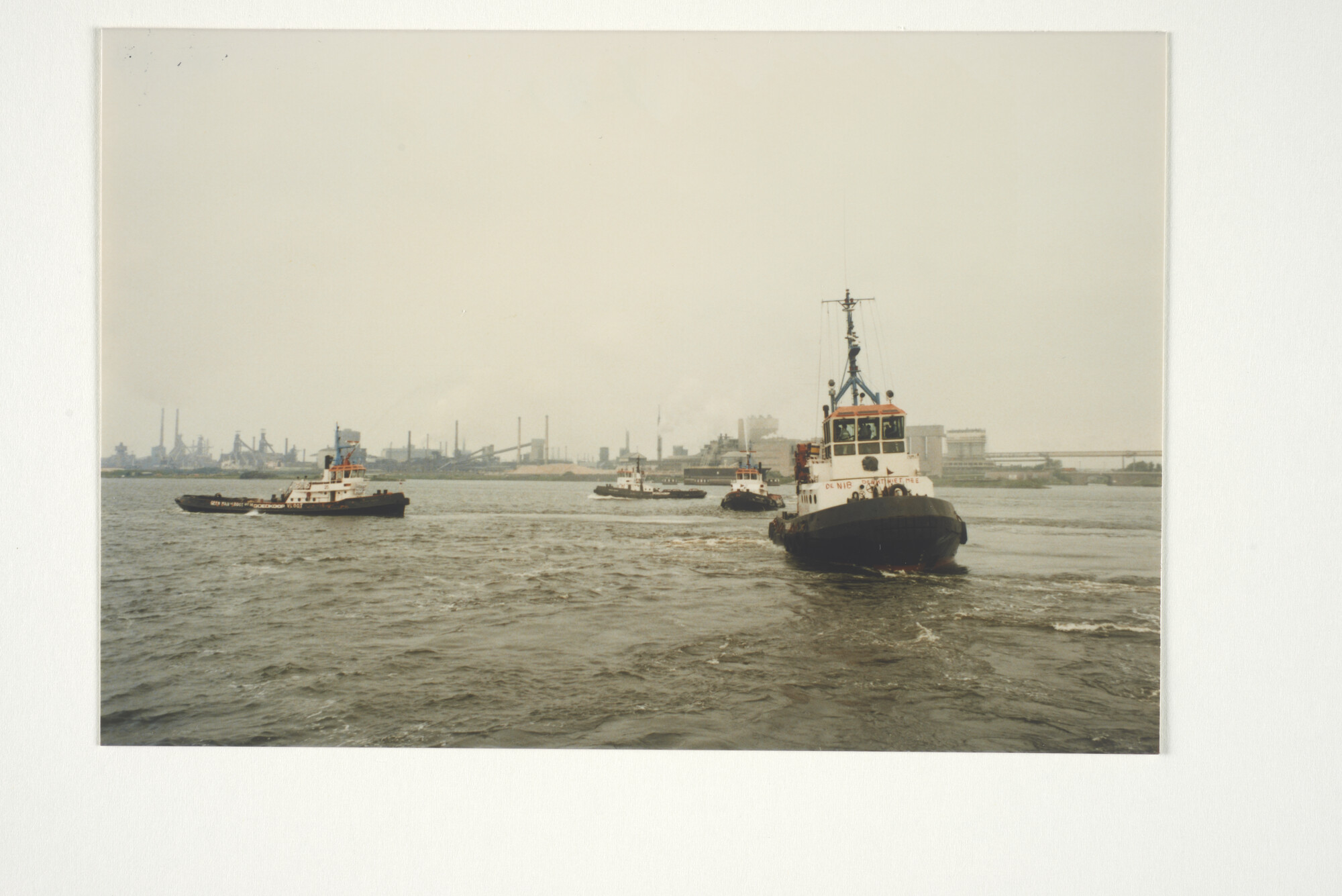 2001.1686; Bezetting van het kantoor aan de Westerdoksdijk door het personeel van [...]; fotoreportage