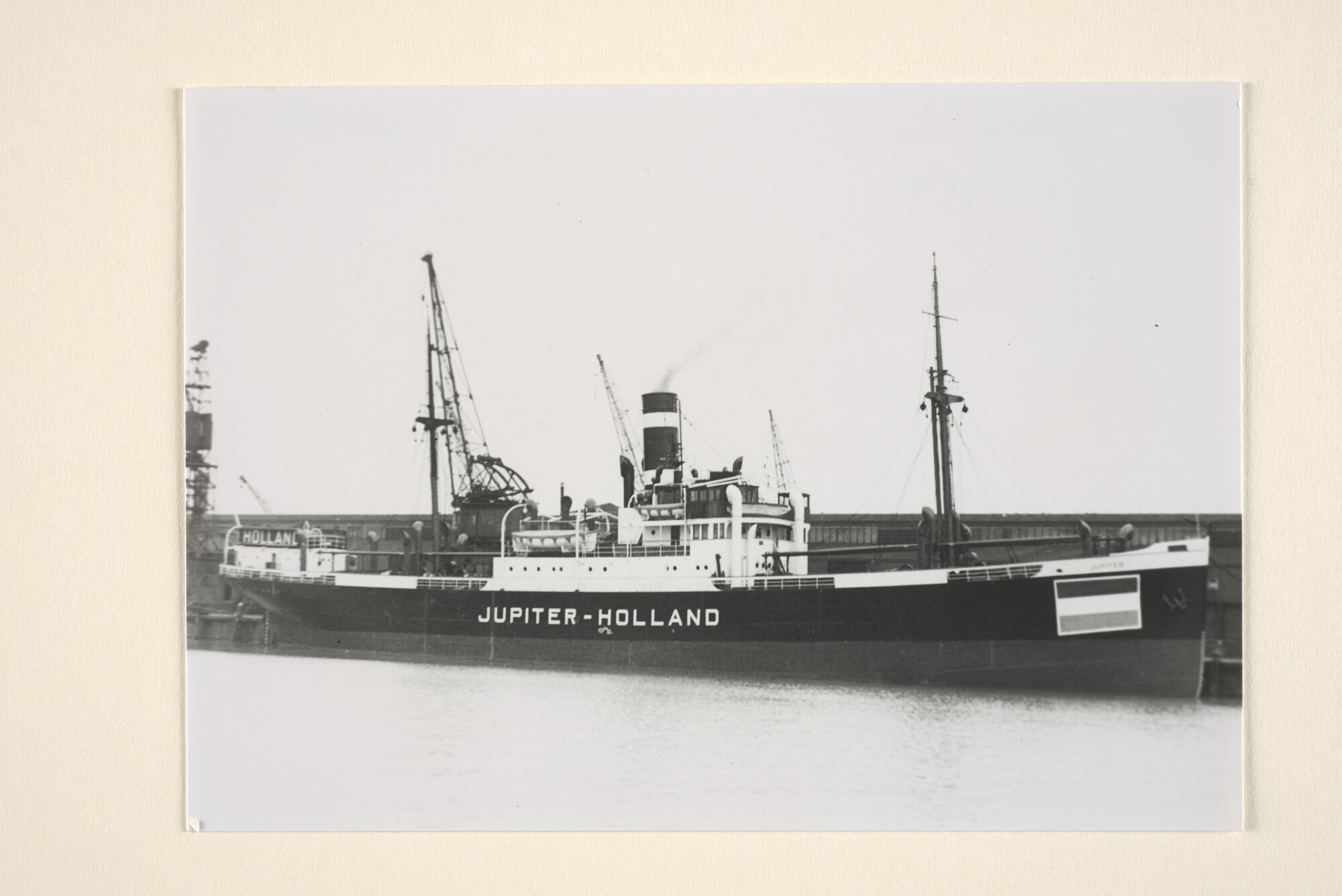 1995.6860; Het vrachtschip ss. Jupiter (ex- Jonge Johanna) van de KNSM ligt afgemeerd aan de kade in Amsterdam, 1939; foto