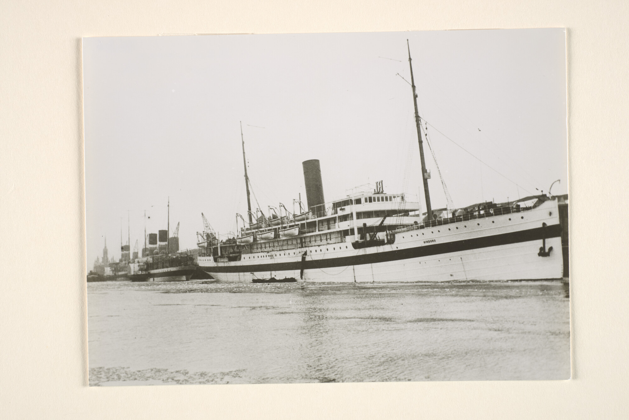 1996.3106; Het passagiersschip ss. 'Sindoro' van de Rotterdamsche Lloyd, omgebouwd als hospitaalschip, tijdens de Eerste Wereldoorlog; foto