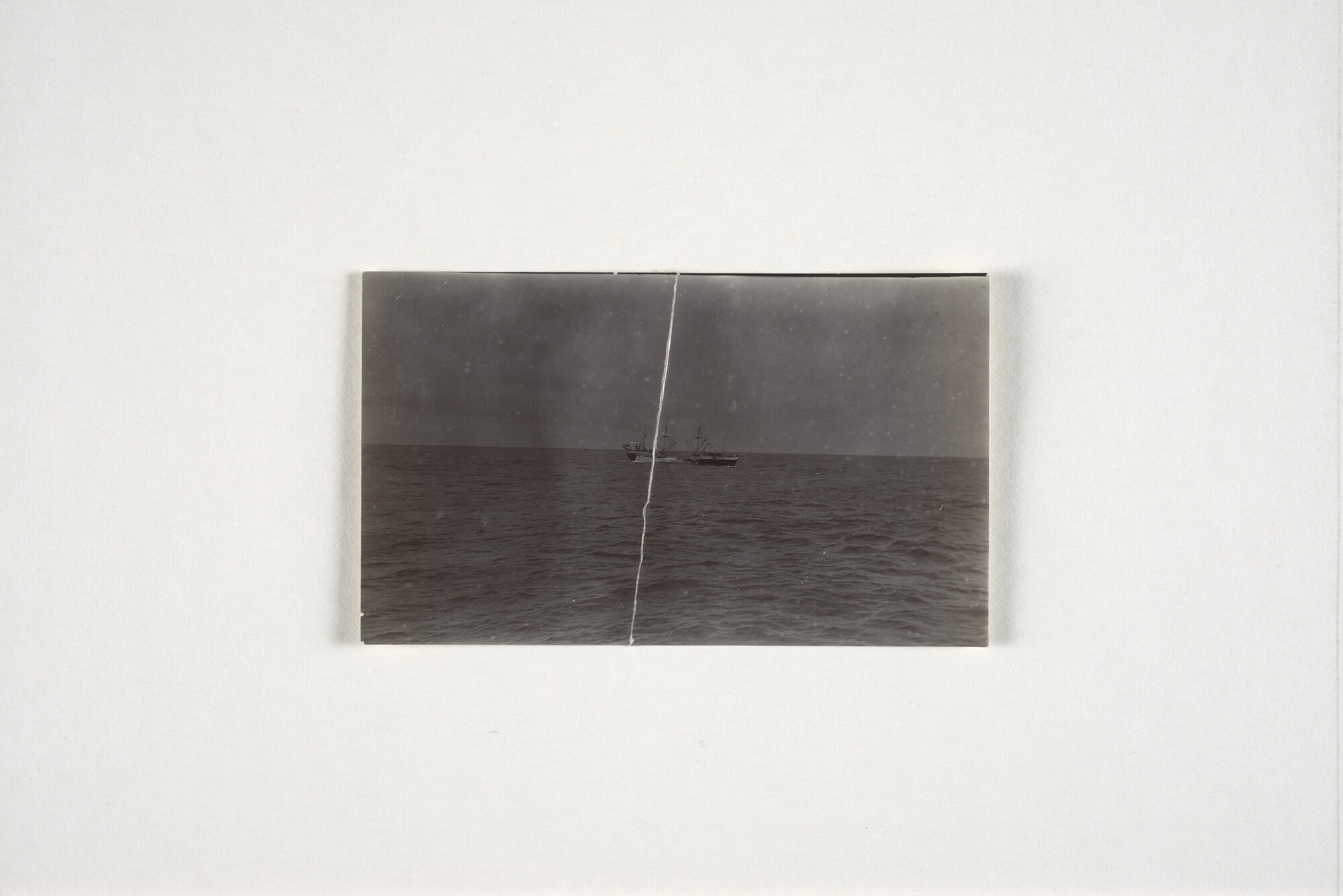 1994.1368; Foto's van de zeelichter 'Bromo', na breken sleeptros, in moeilijkheden op zee; fotoreportage