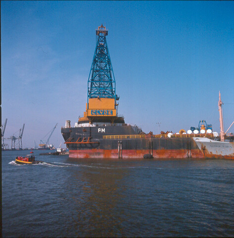 S.9100(8460); Dia van Panamese kraanschip Pearl Marine (ex- Germinal) bij ter Haak [...]; diapositief