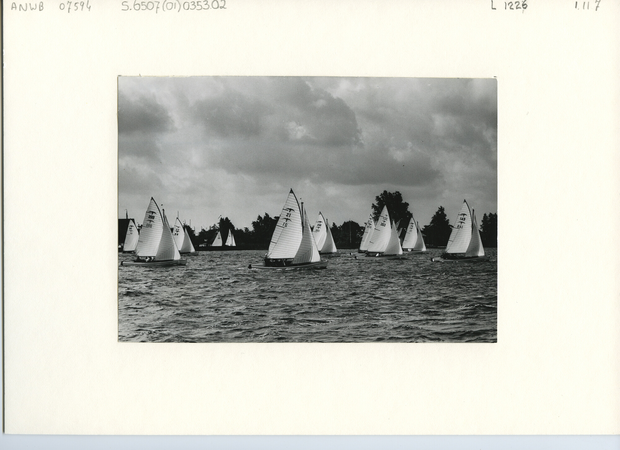 S.6507(01)0353.02; Foto van de Nieuw Loosdrechtweek 1958: de Valkenklasse; foto