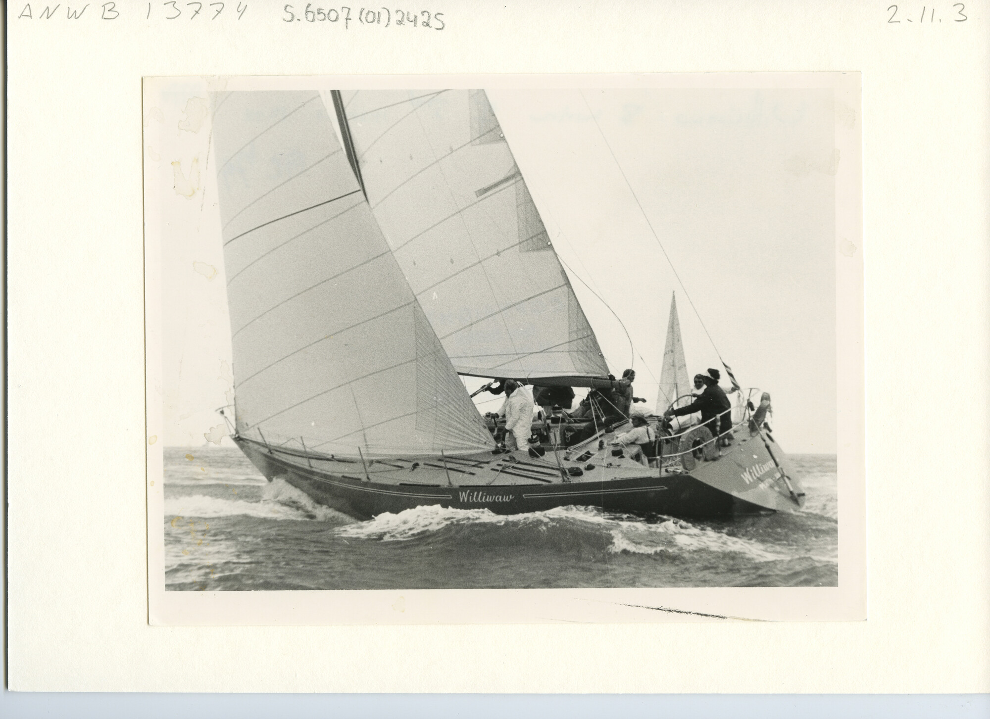 S.6507(01)2425; Foto van het R.O.R.C. (buitenland) jacht Williwaw zeilt op zee hoog aan de wind; foto