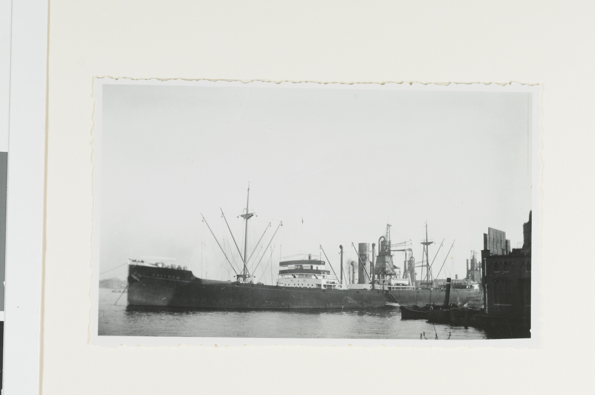 S.4380(04)574; Het vrachtschip ss. 'Britsum' van de NV; foto