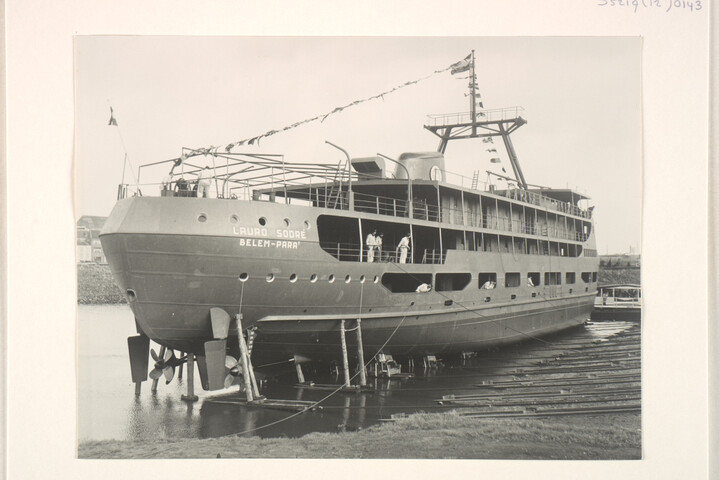 S.5219(12)0143; Foto's van de doop en de tewaterlating van het vracht- en passagiersschip ms. 'Lauro Sodré' vanaf de dwarshelling van de ASM; fotoreportage