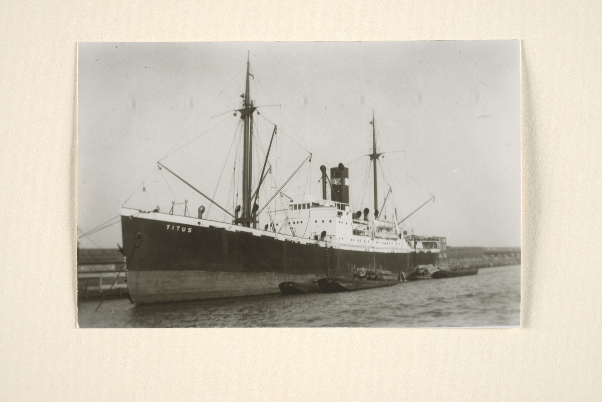 1995.6958; Het vrachtschip ss. 'Titus' van de KNSM ligt afgemeerd in aan de kade in de haven van Amsterdam; foto