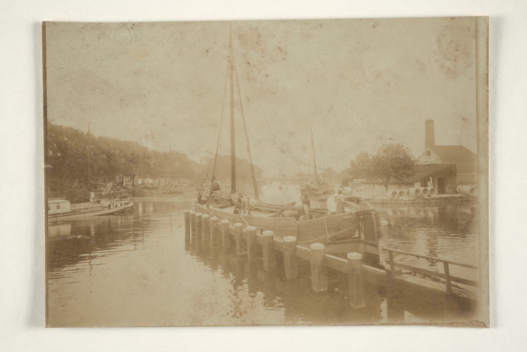 1996.3385; Gezicht op de Spaarne in Haarlem met een Hoogeveense praam [...]; foto