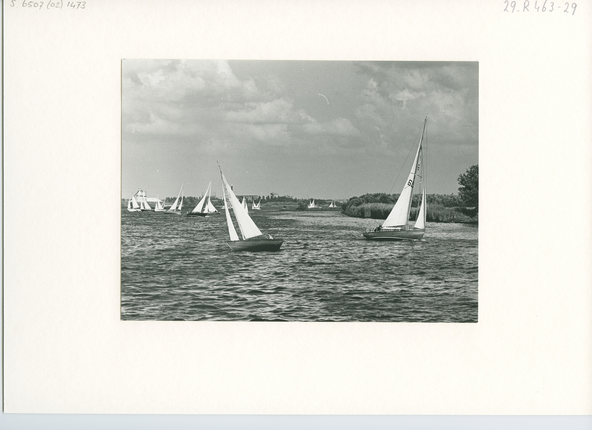 S.6507(02)1473.06; Zwart-wit foto van deelnemers aan de 5-eilandentocht bij Dordrecht; foto