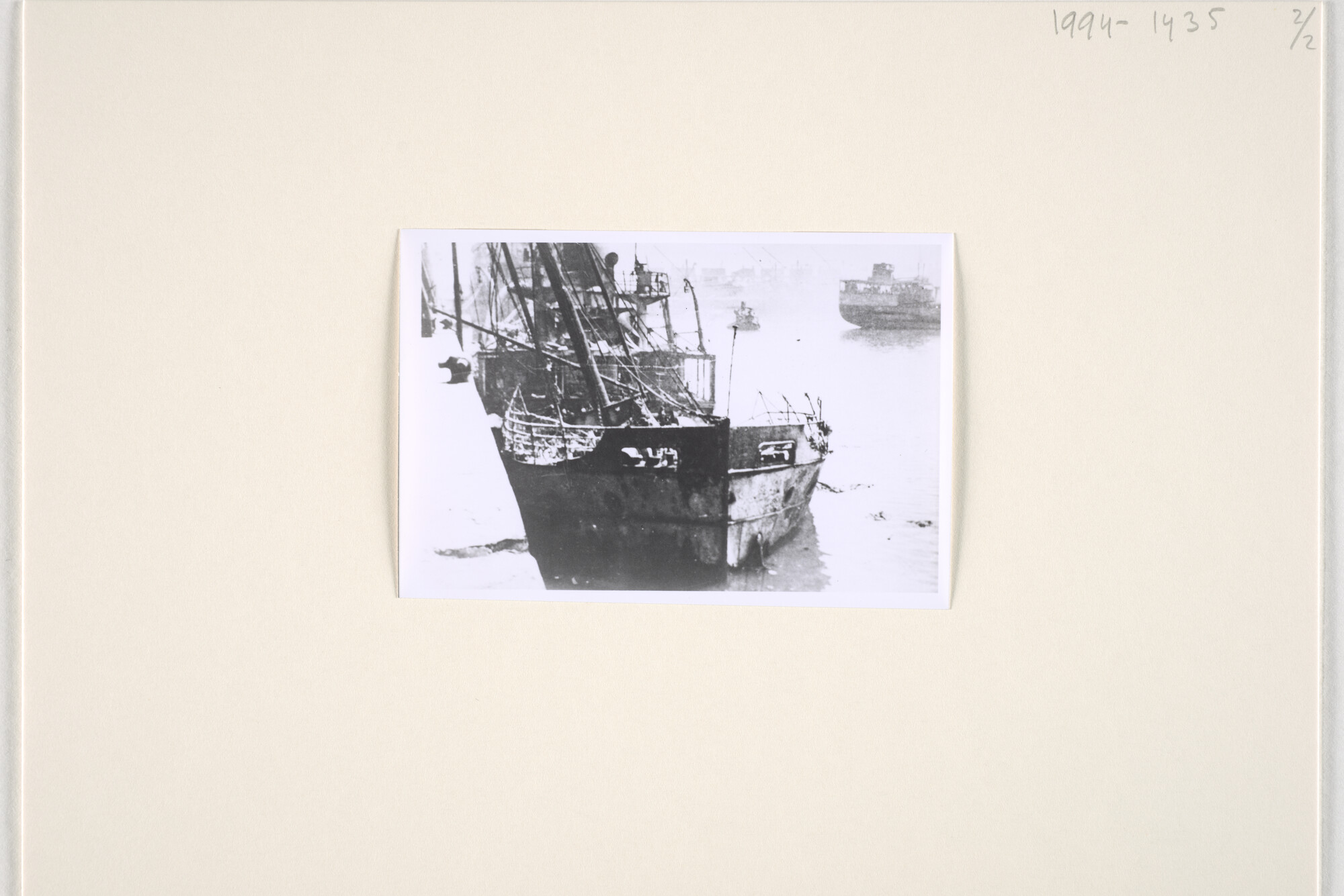 1994.1435; Fotos van het op 14 april 1944 zwaar beschadigde en gezonken wrak van het ss. Generaal van der Heyden; fotoreportage