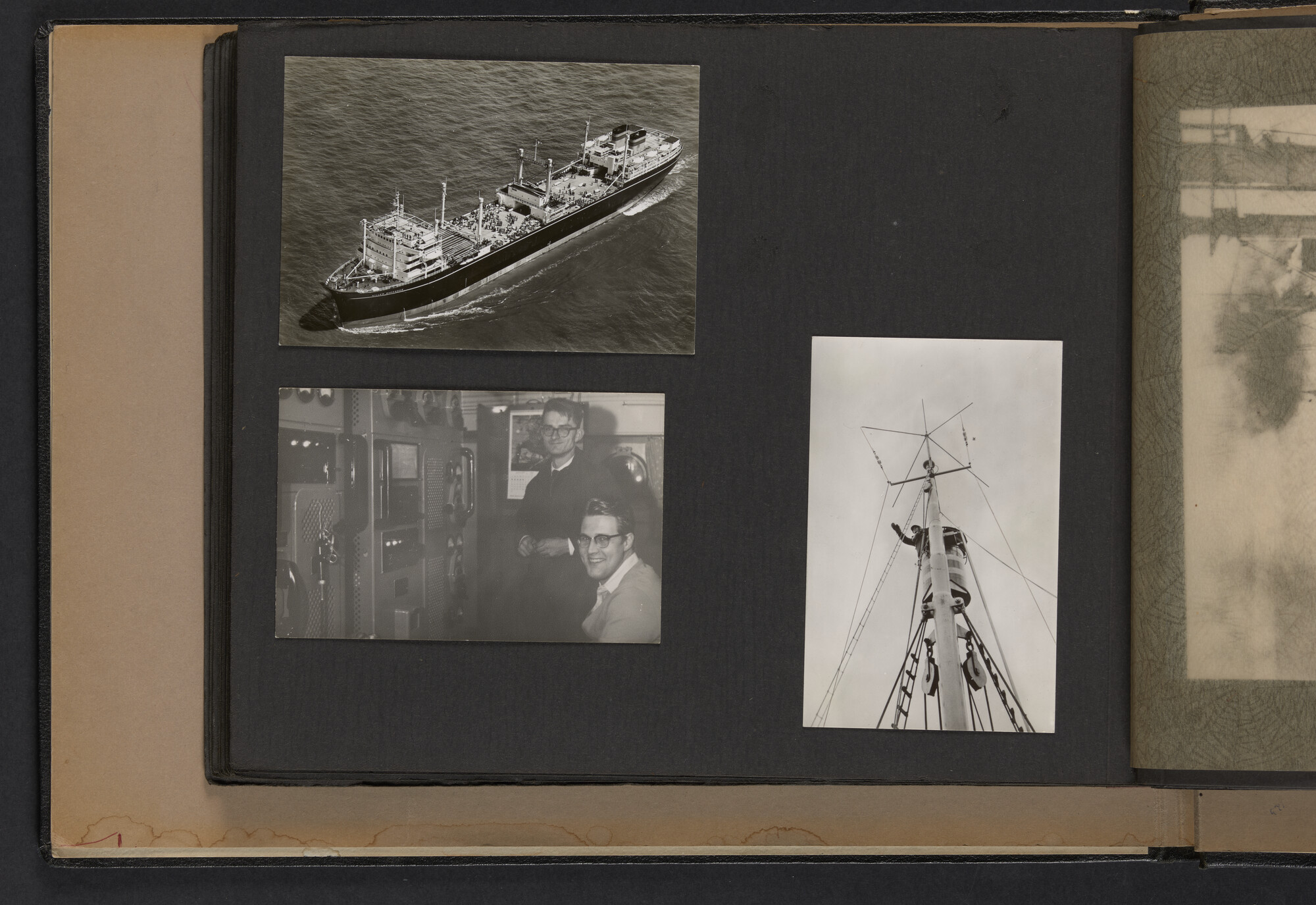 2021.0010; Fotoalbum van Joost Ossewaarde, radiotelegrafist, van reizen op diverse schepen van 1953 t/m 1958; fotoalbum