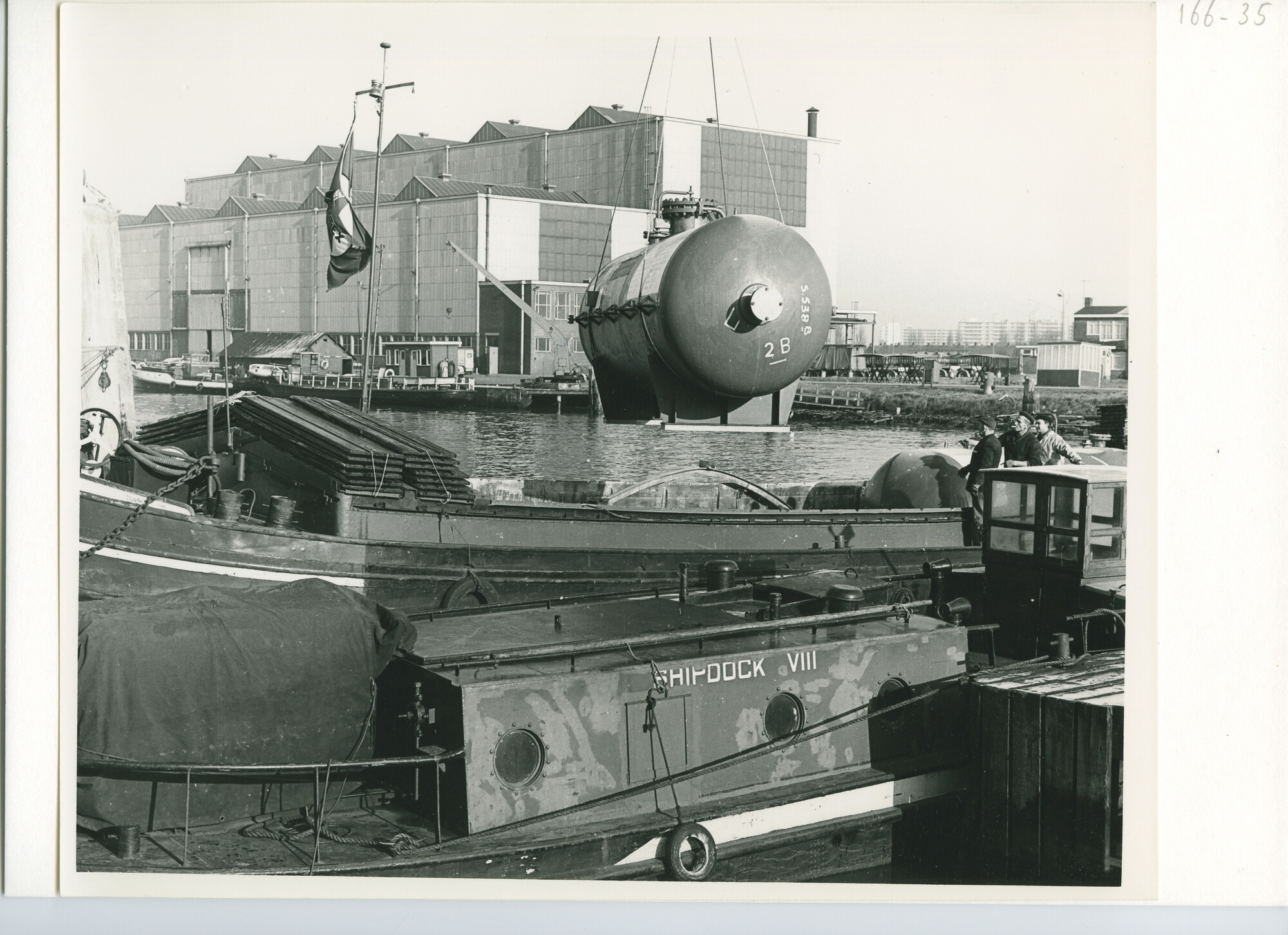 S.5444(4873)2; Foto van de verscheping van een drukvat gebouwd door NDSM-apparatenbouw; foto