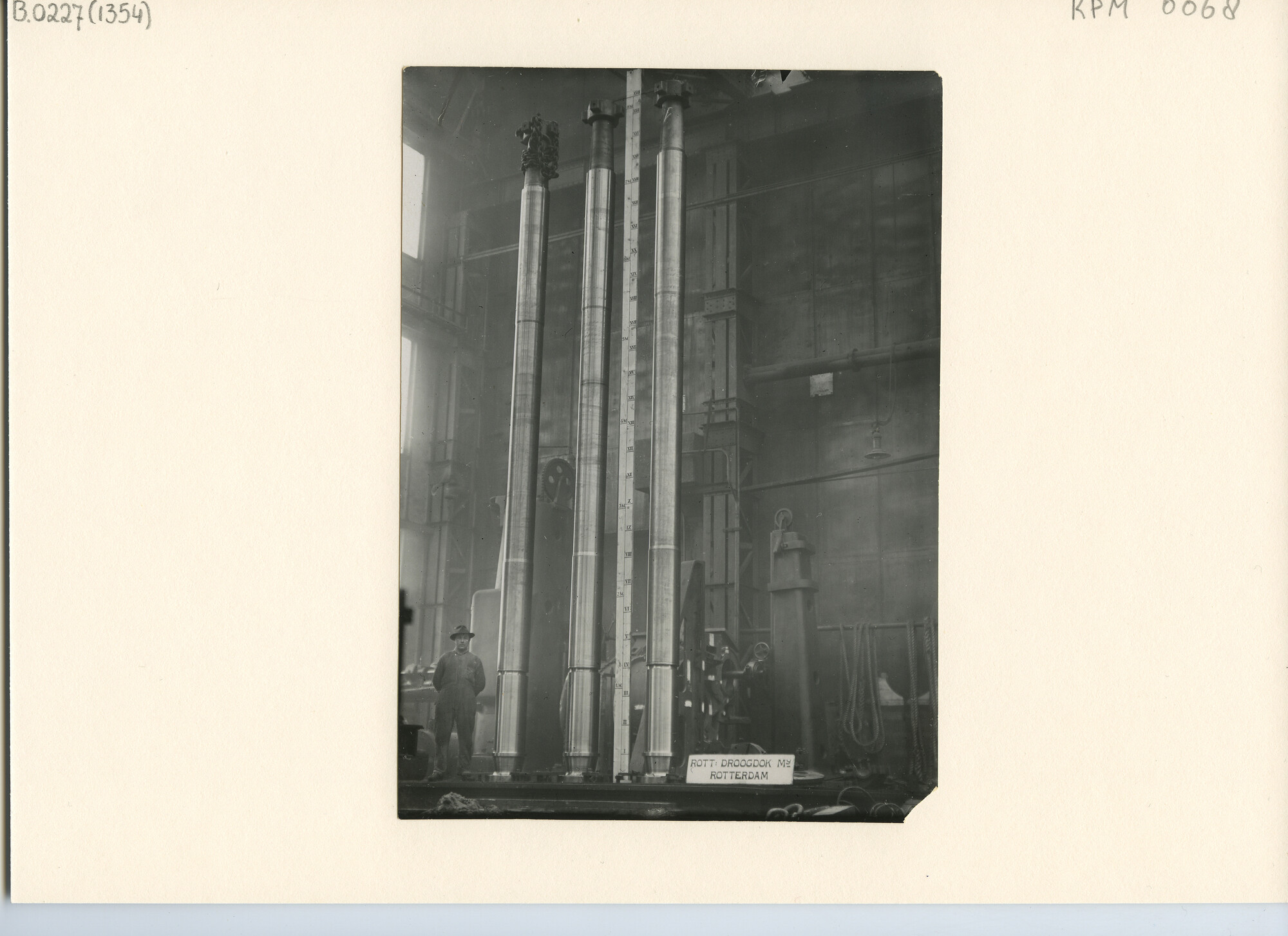 B.0227(1354); Foto van de drie assen van het ss. Melchior Treub in de fabriek van de RDM; foto